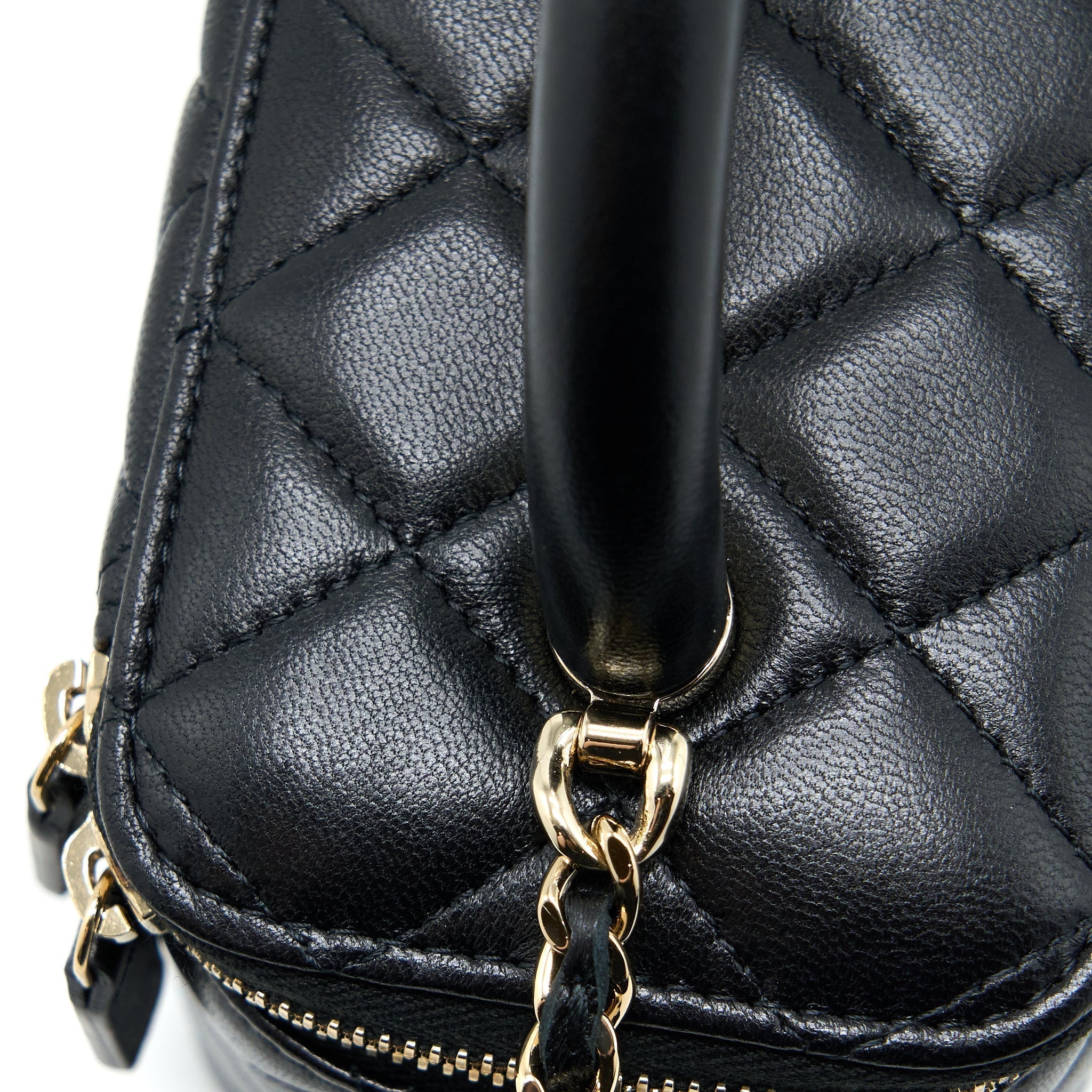 chanel-22a-top-handle-long-vanity-case-lambskin-black-lghw