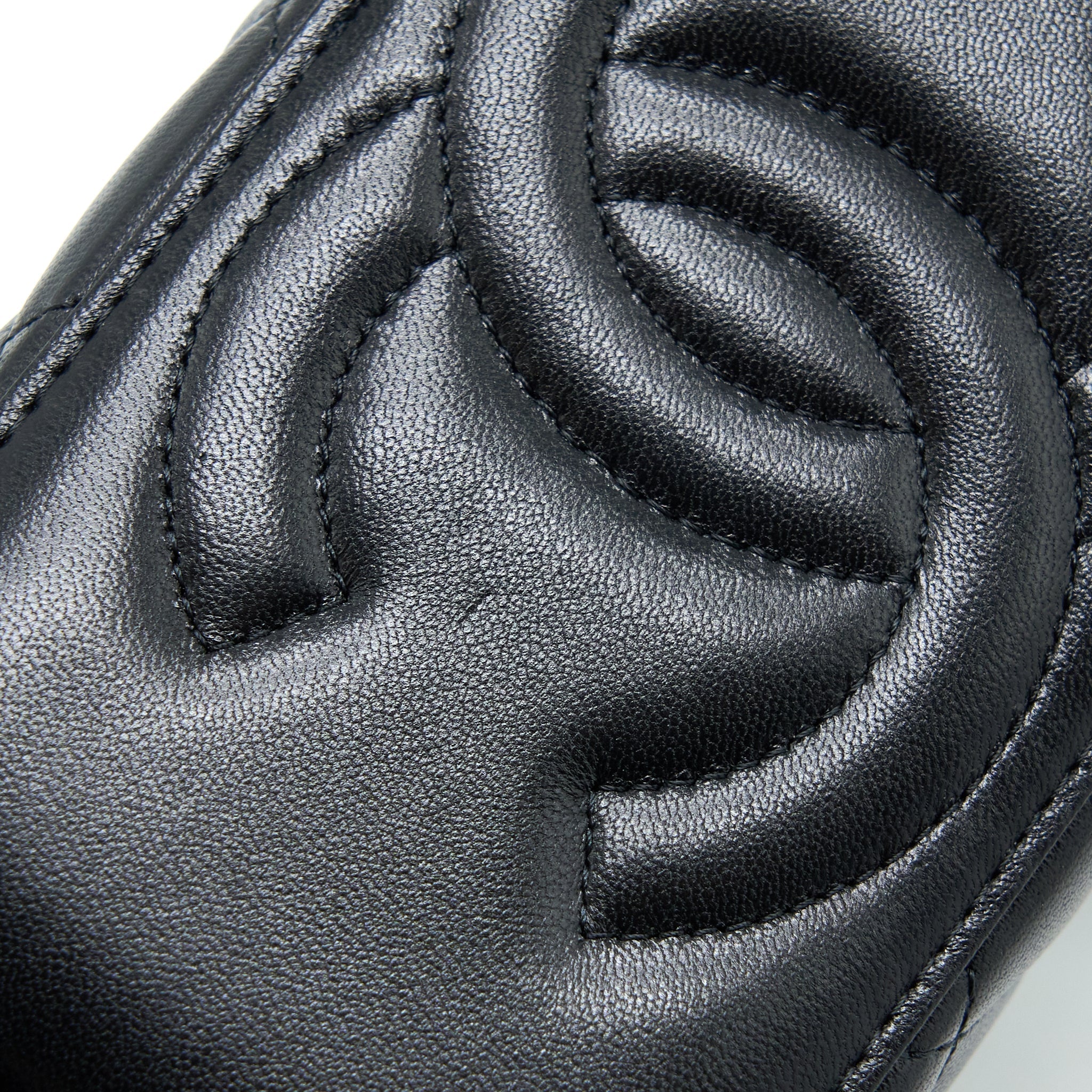 chanel-22a-top-handle-long-vanity-case-lambskin-black-lghw