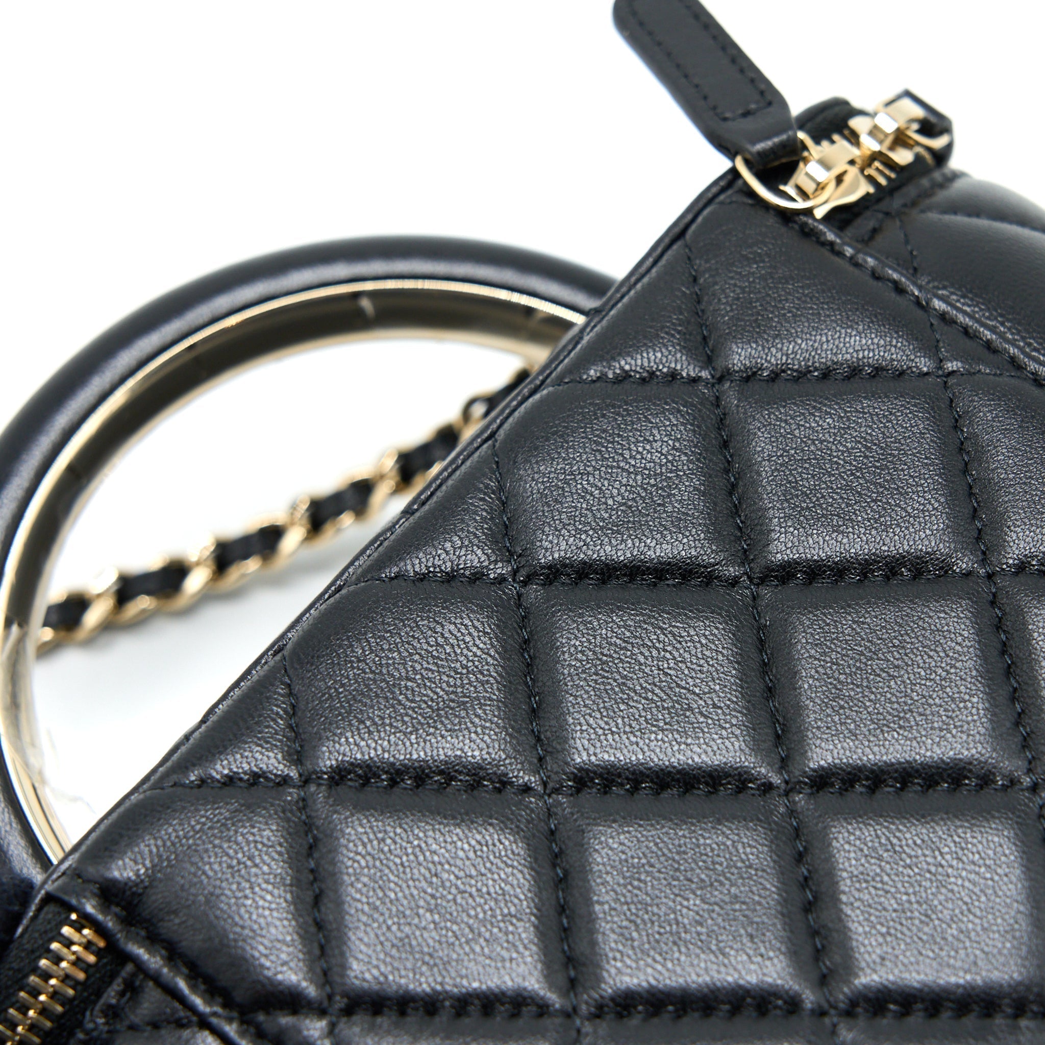chanel-22a-top-handle-long-vanity-case-lambskin-black-lghw