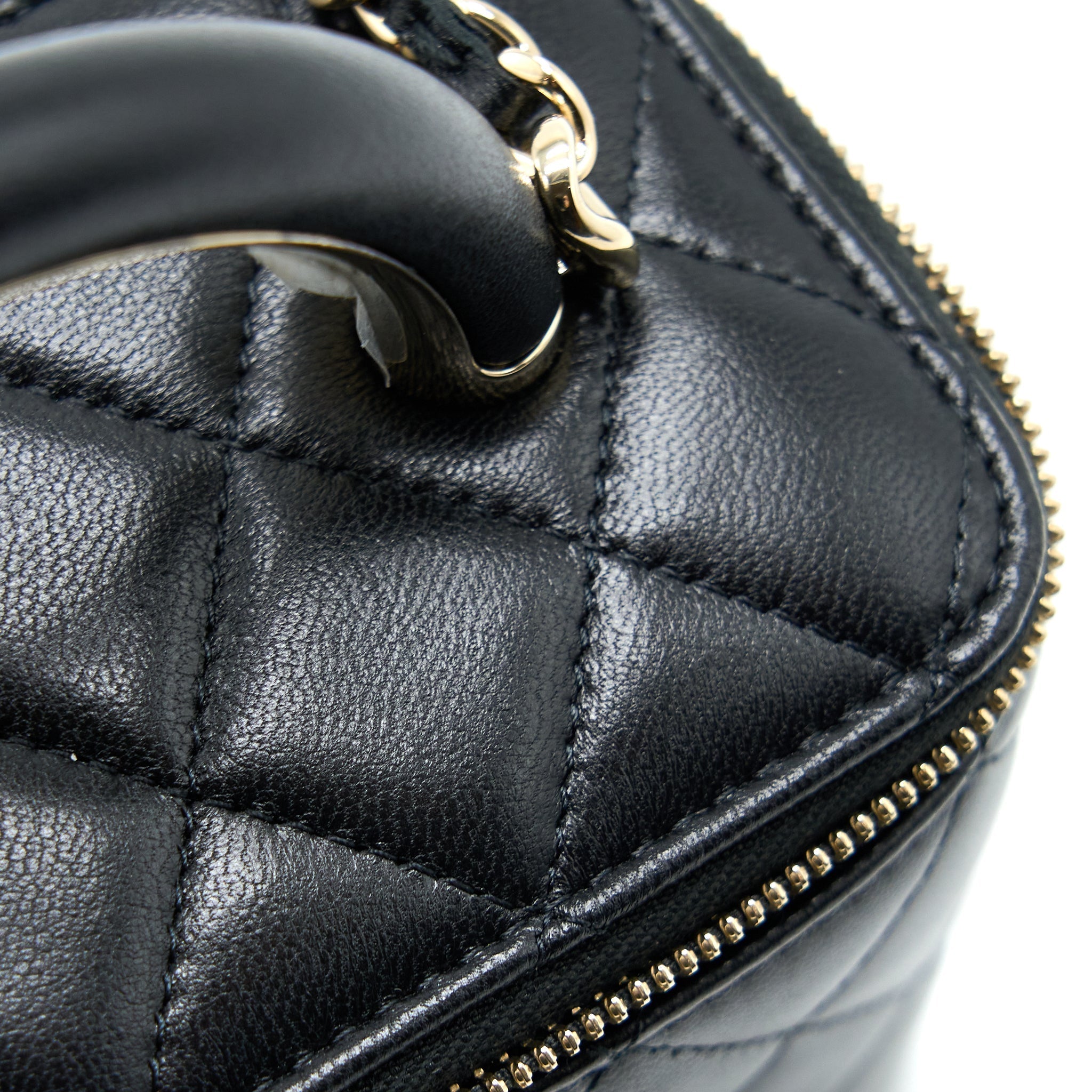chanel-22a-top-handle-long-vanity-case-lambskin-black-lghw