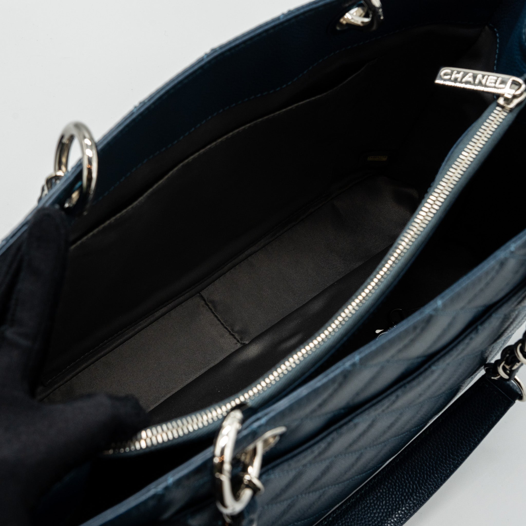 chanel-grand-shopping-tote-caviar-dark-blue-shw
