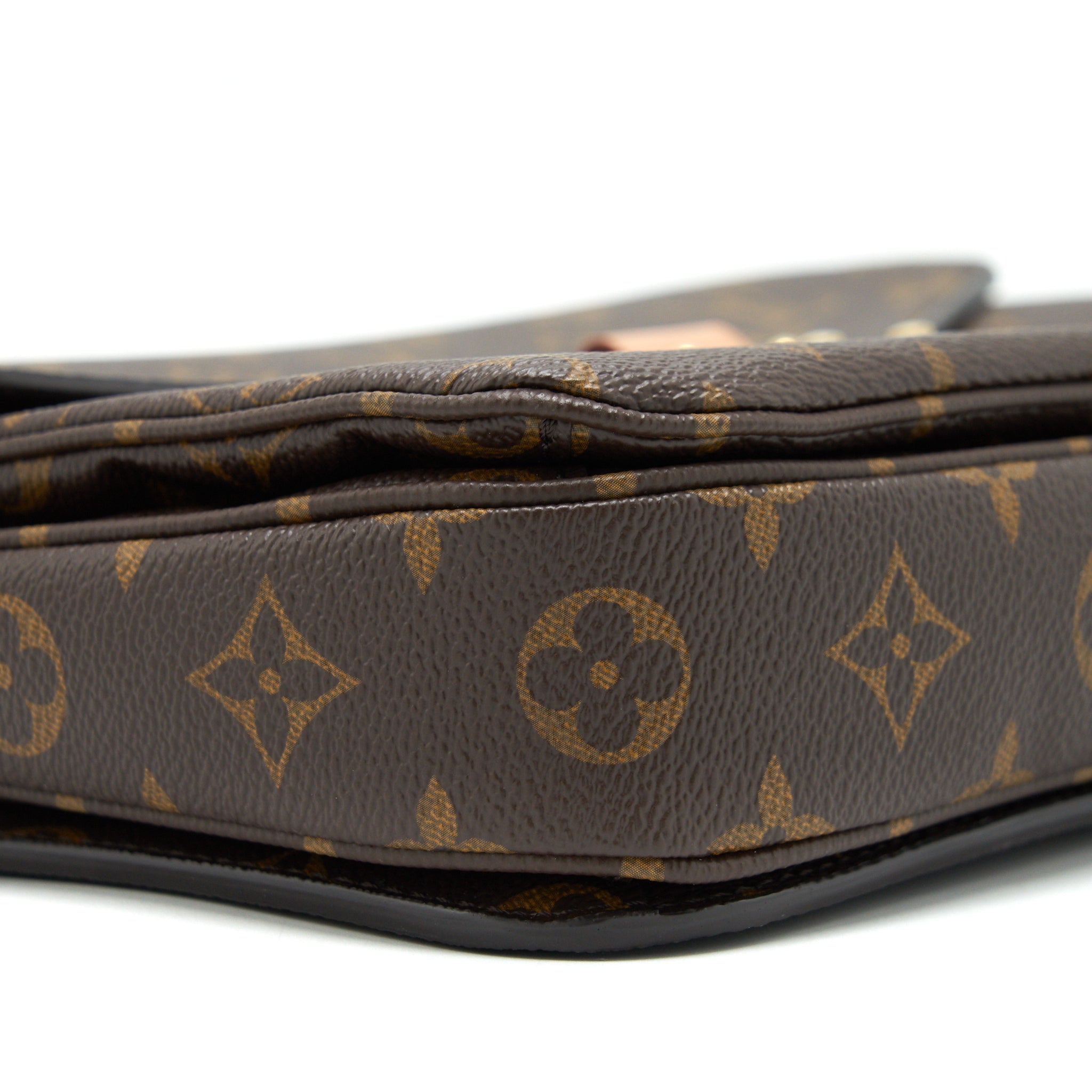 louis-vuitton-pochette-metis-monogram-canvas-ghw