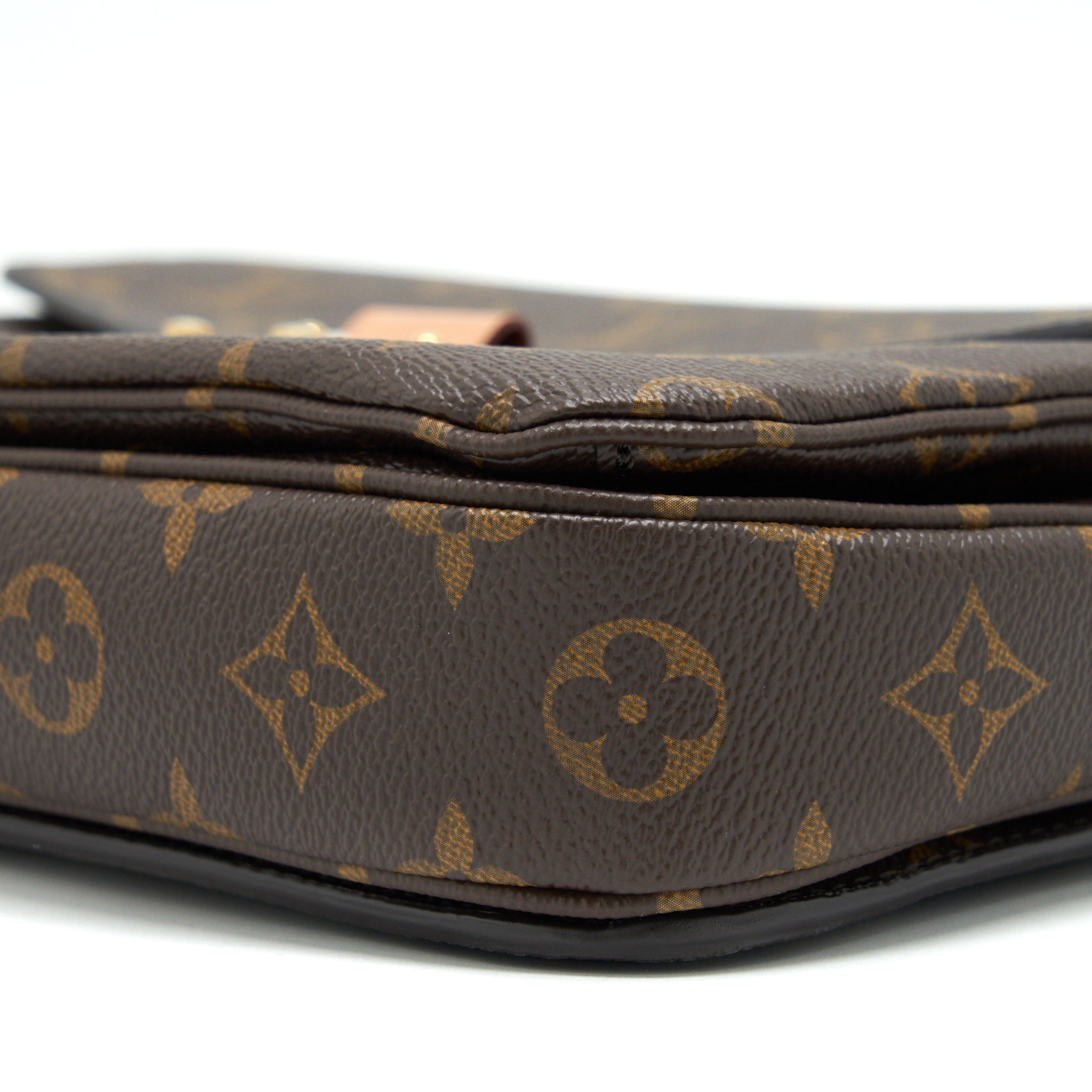 louis-vuitton-pochette-metis-monogram-canvas-ghw