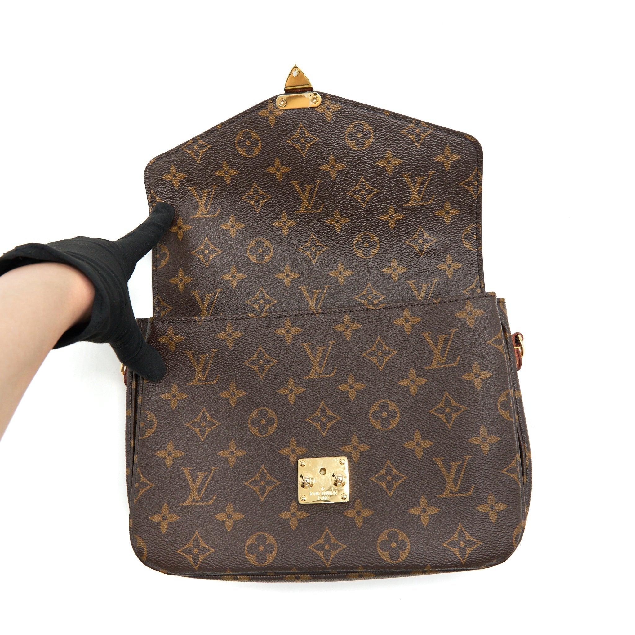 louis-vuitton-pochette-metis-monogram-canvas-ghw