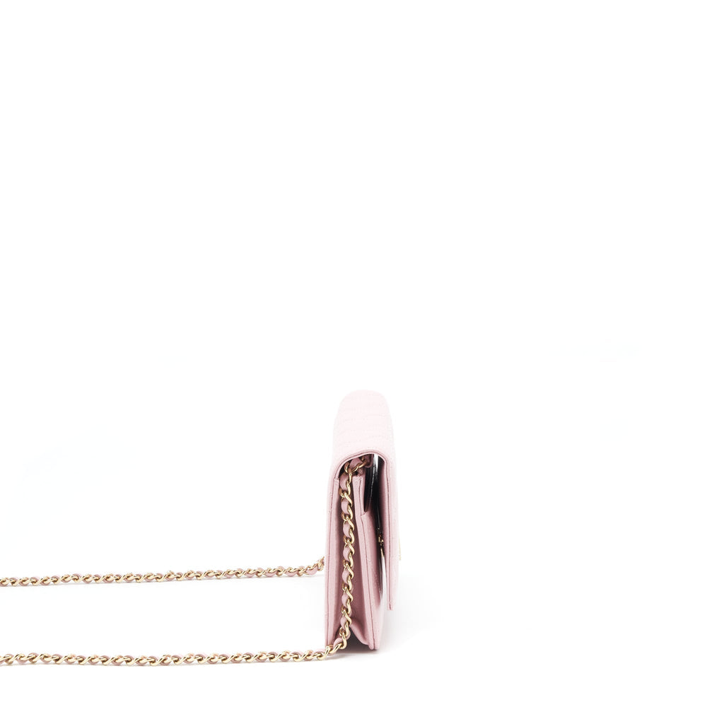 chanel-22b-wallet-on-chain-with-detail-cc-logo-caviar-light-pink-nj523-lghwmicrochip