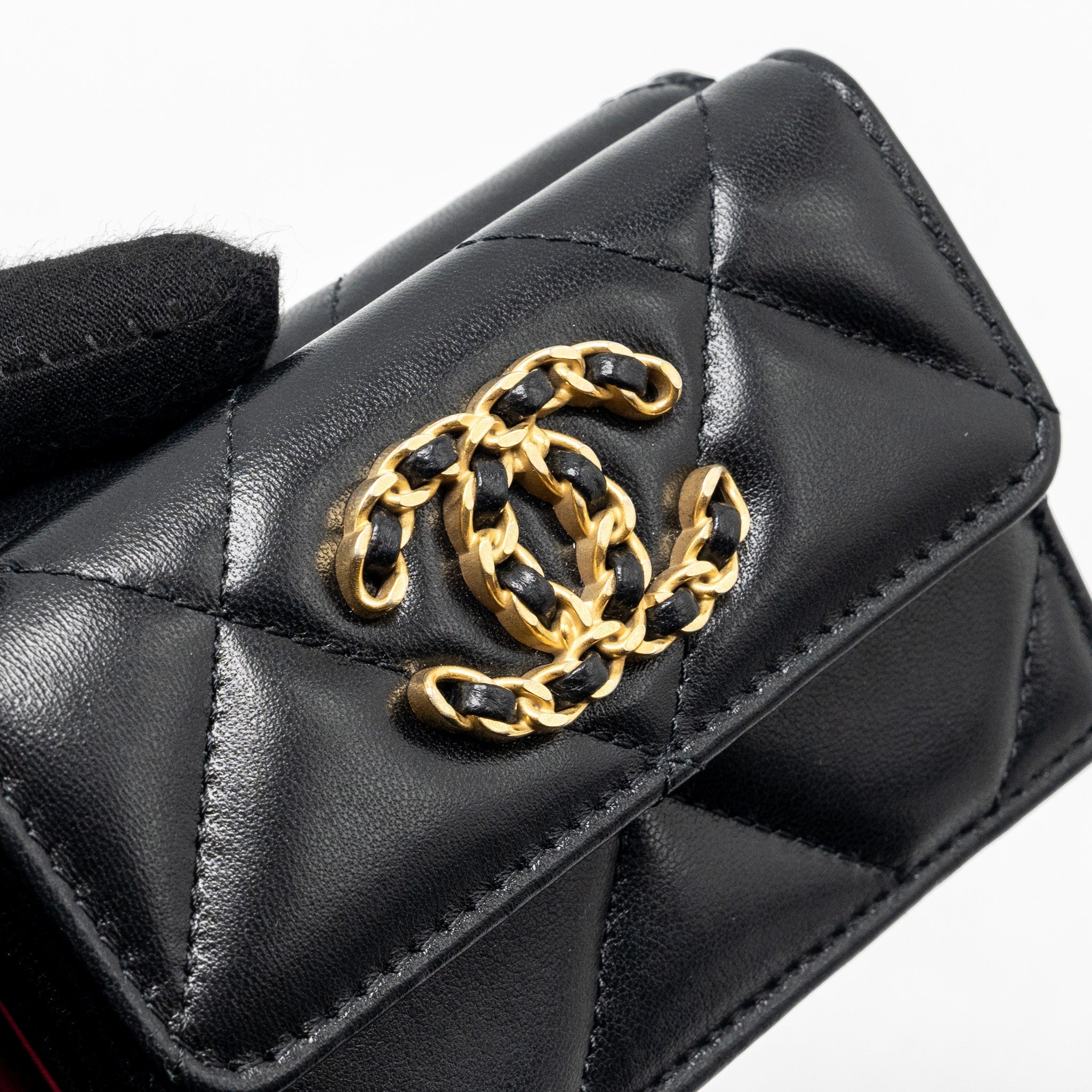 chanel-19-compact-wallet-lambskin-black-ghw-microchip