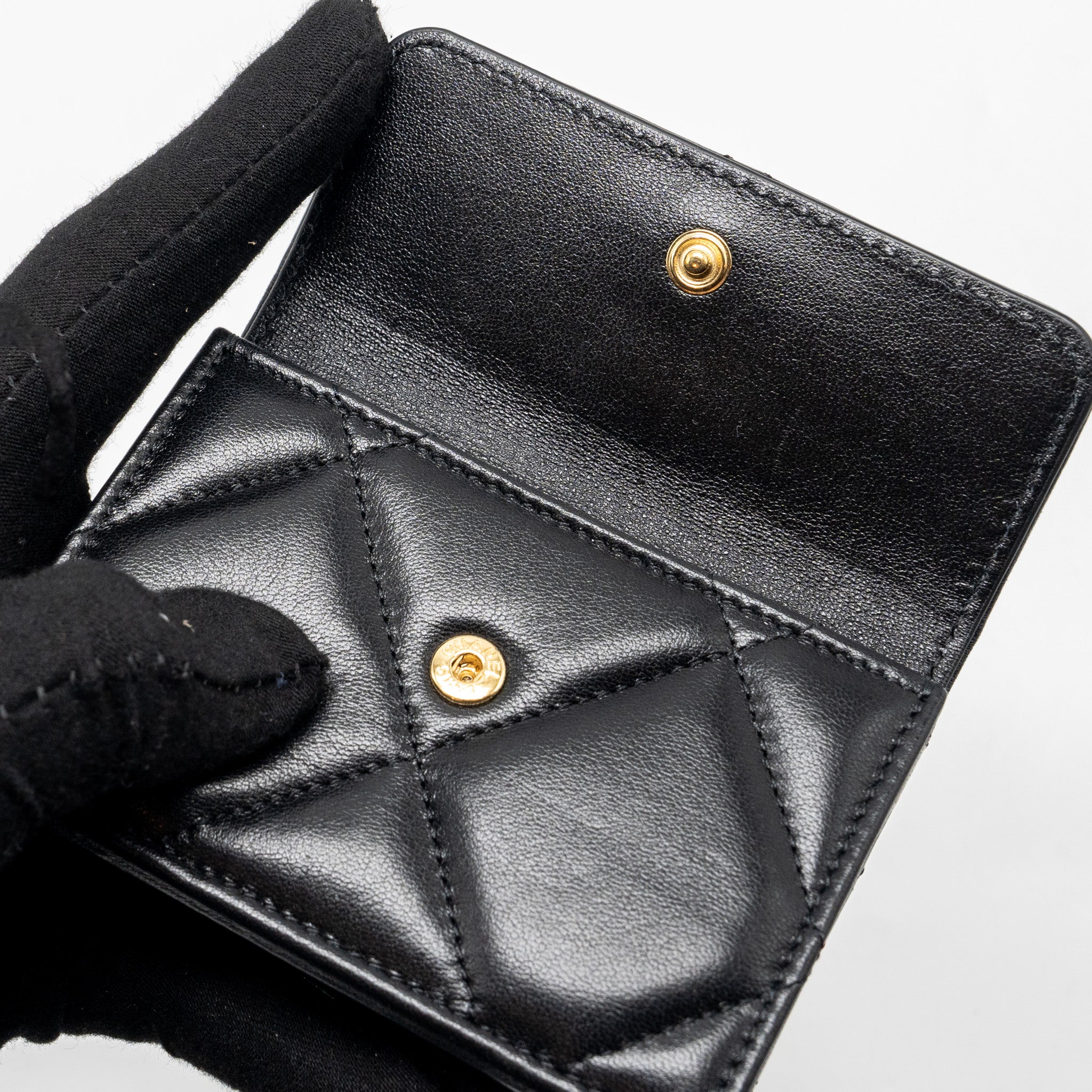 chanel-19-compact-wallet-lambskin-black-ghw-microchip