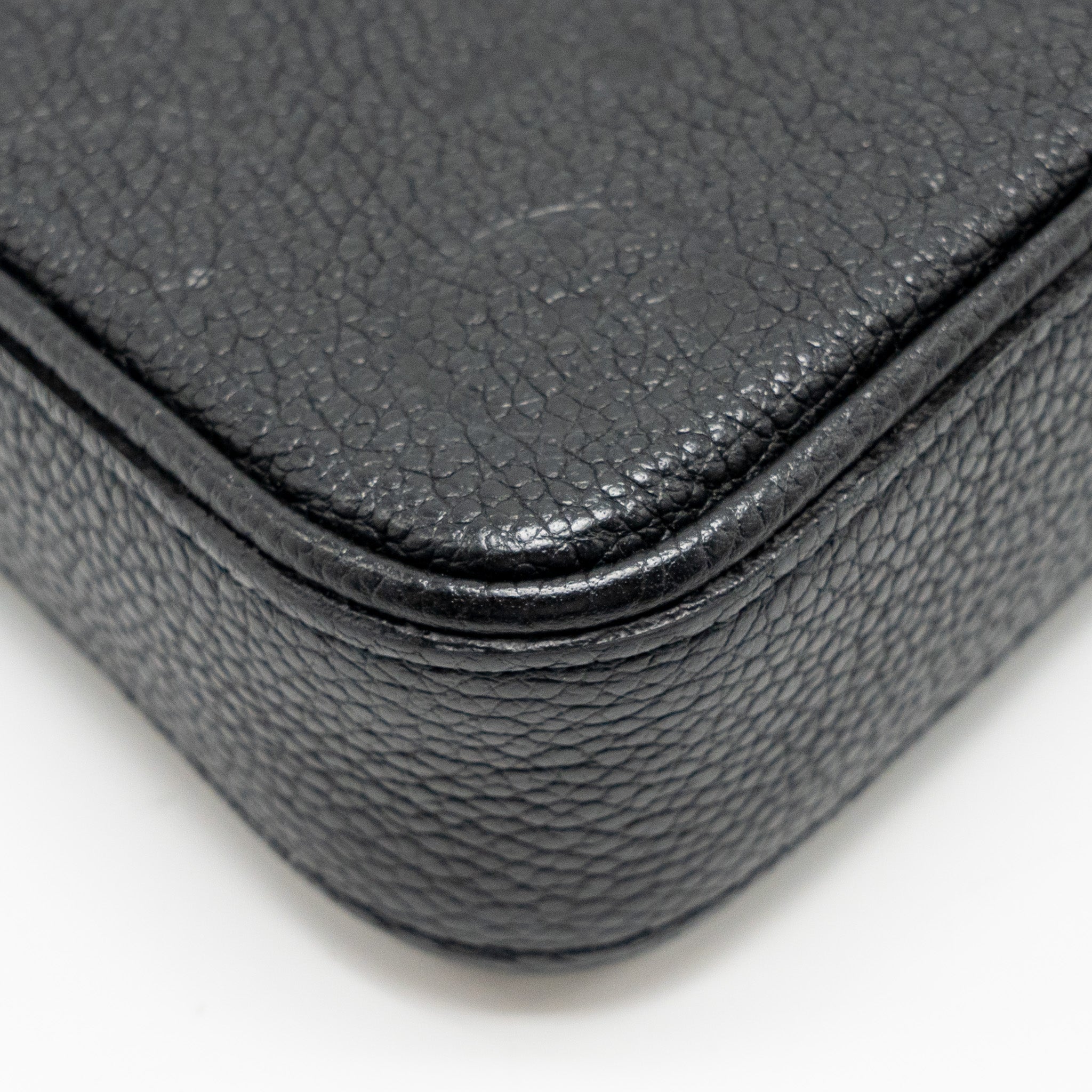 louis-vuitton-easy-pouch-on-strap-empreinte-monogram-black-ghw