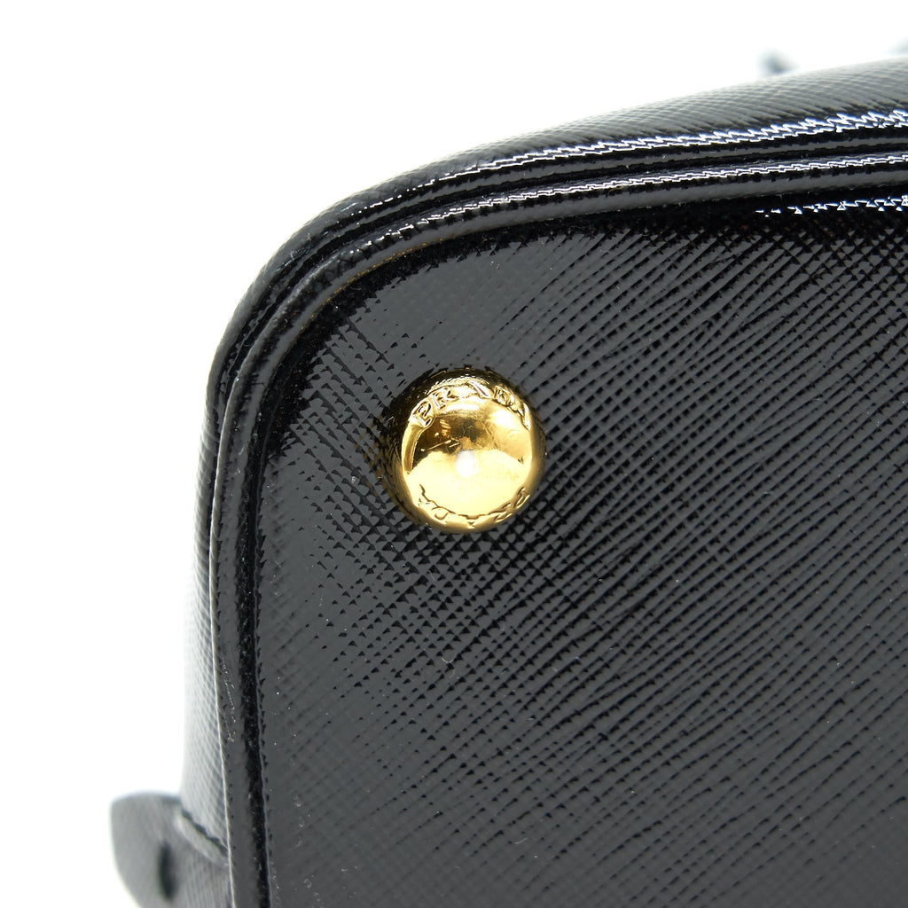 prada-saffiano-tote-bag-black