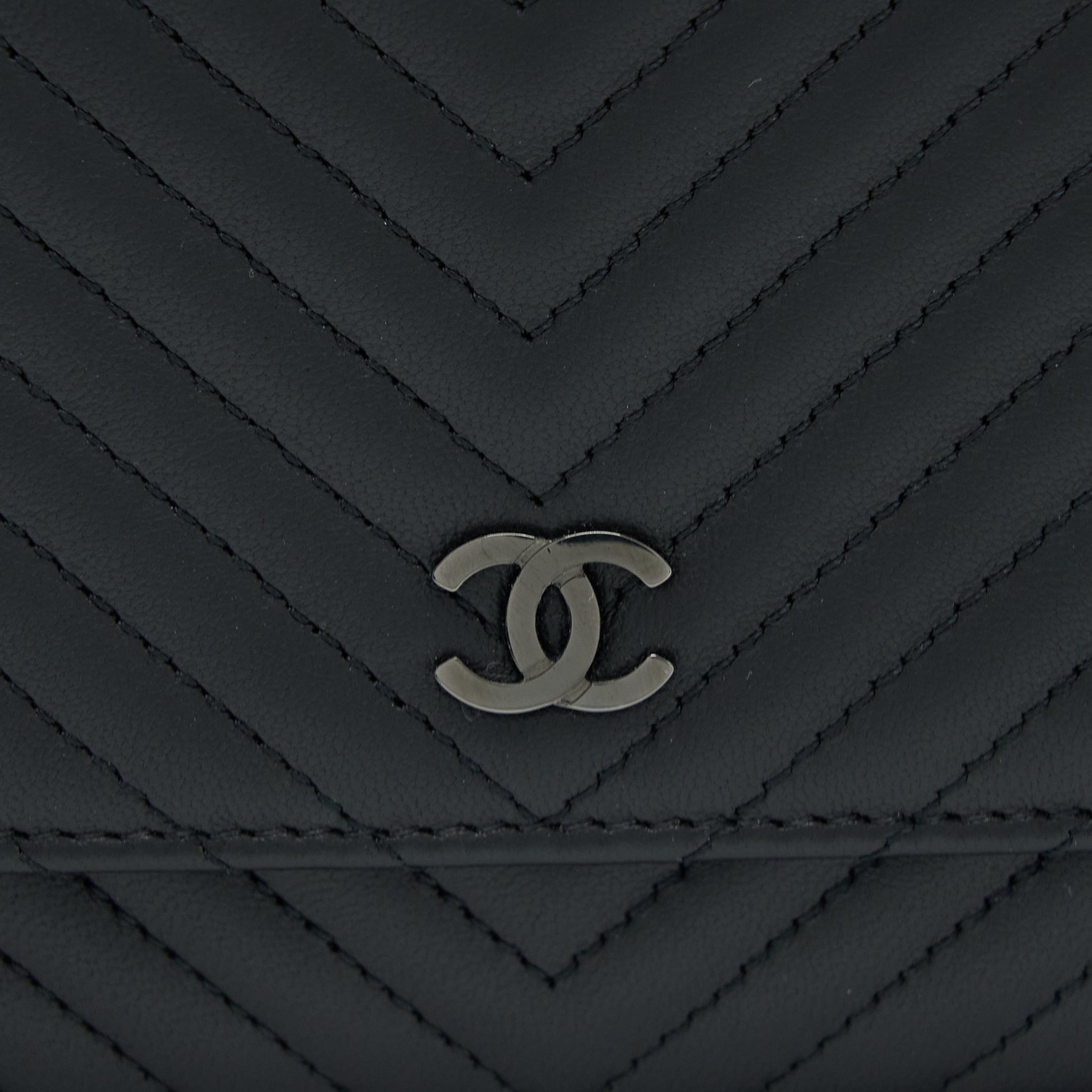 chanel-chevron-wallet-on-chain-black-with-black-hardware