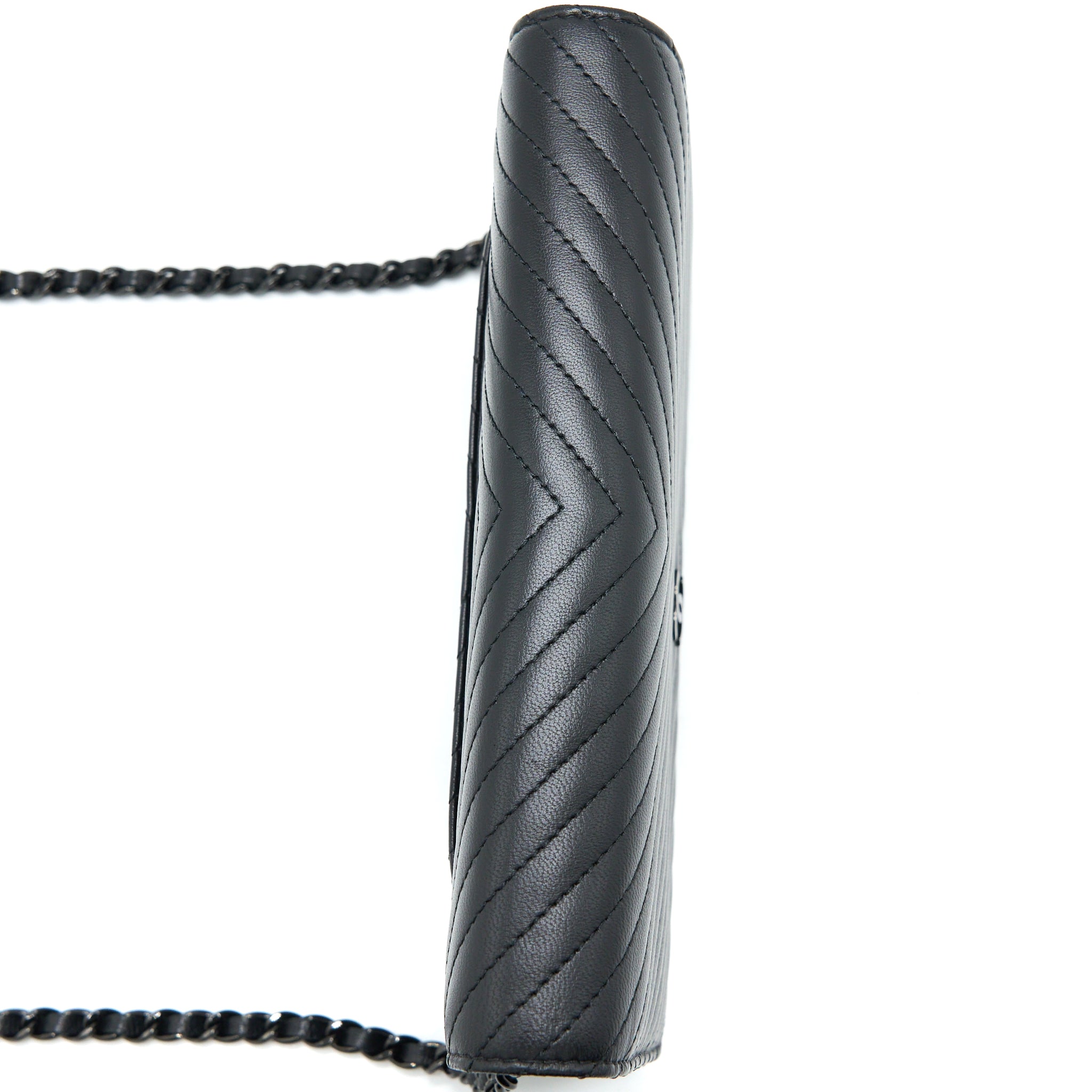 chanel-chevron-wallet-on-chain-black-with-black-hardware