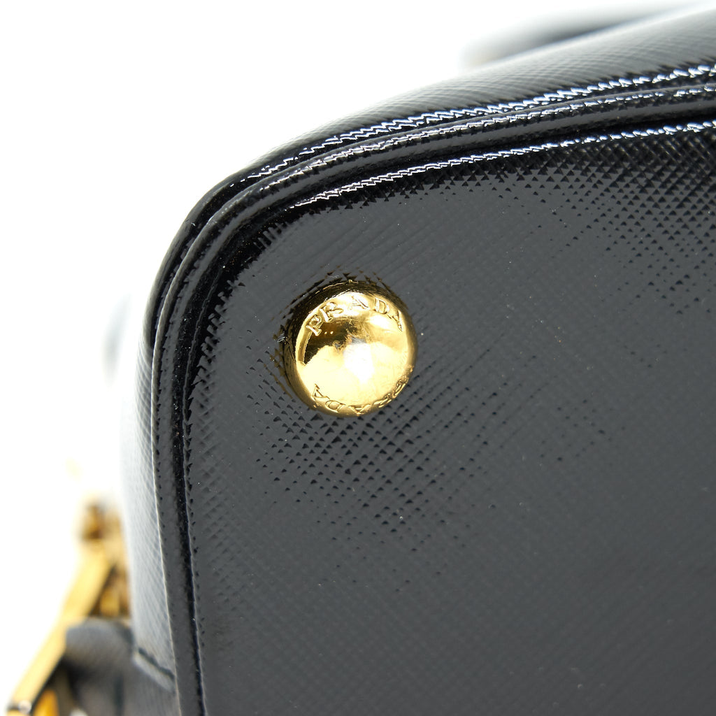 prada-saffiano-tote-bag-black