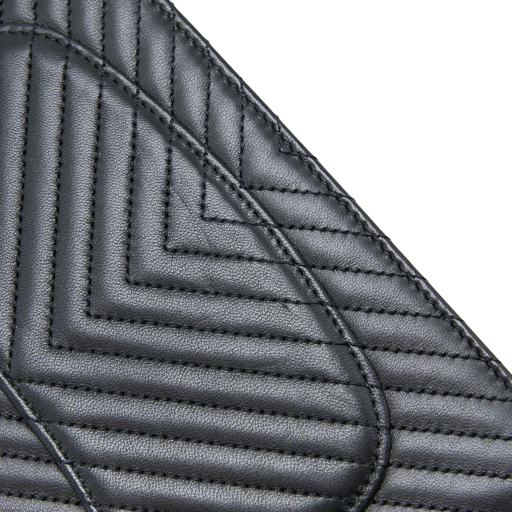 chanel-chevron-wallet-on-chain-black-with-black-hardware