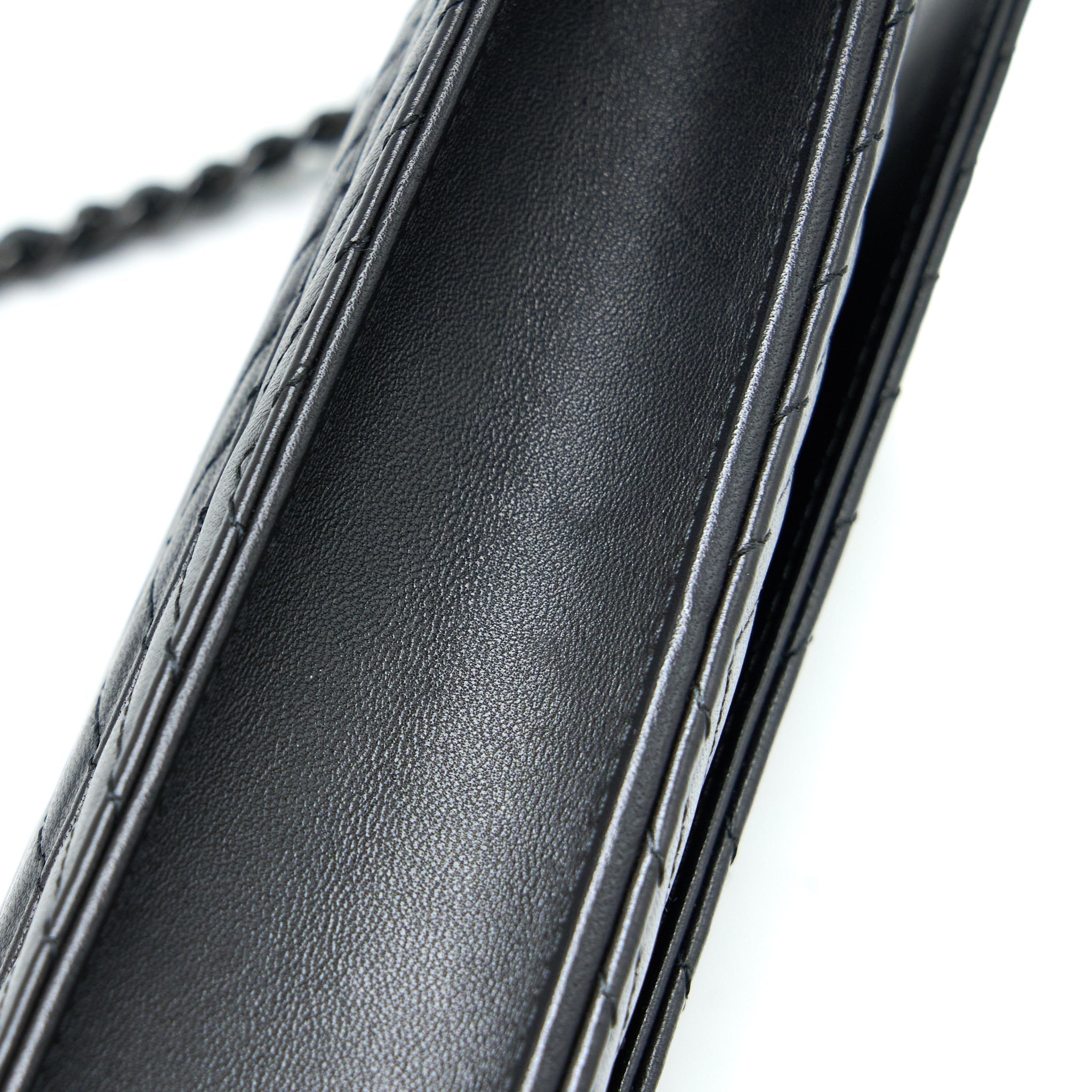 chanel-chevron-wallet-on-chain-black-with-black-hardware