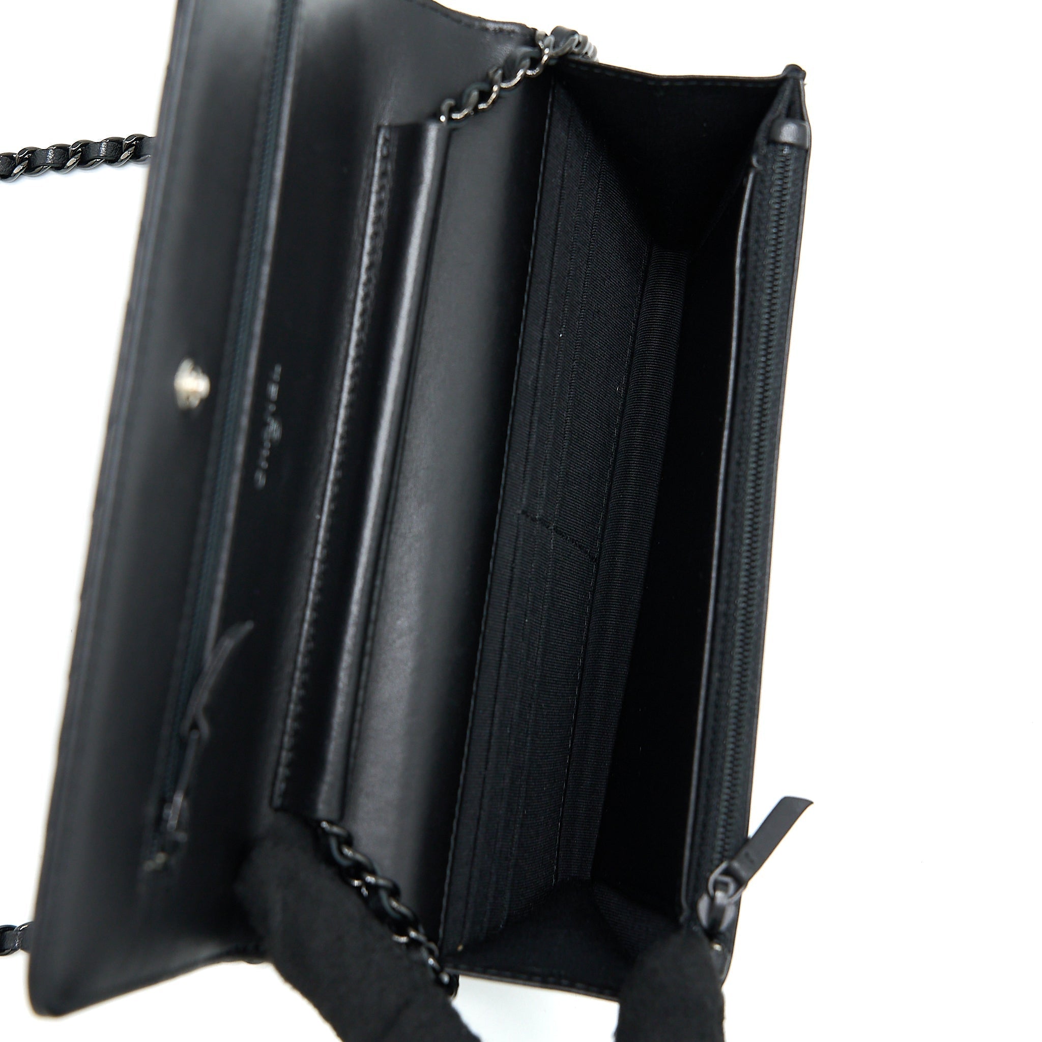 chanel-chevron-wallet-on-chain-black-with-black-hardware