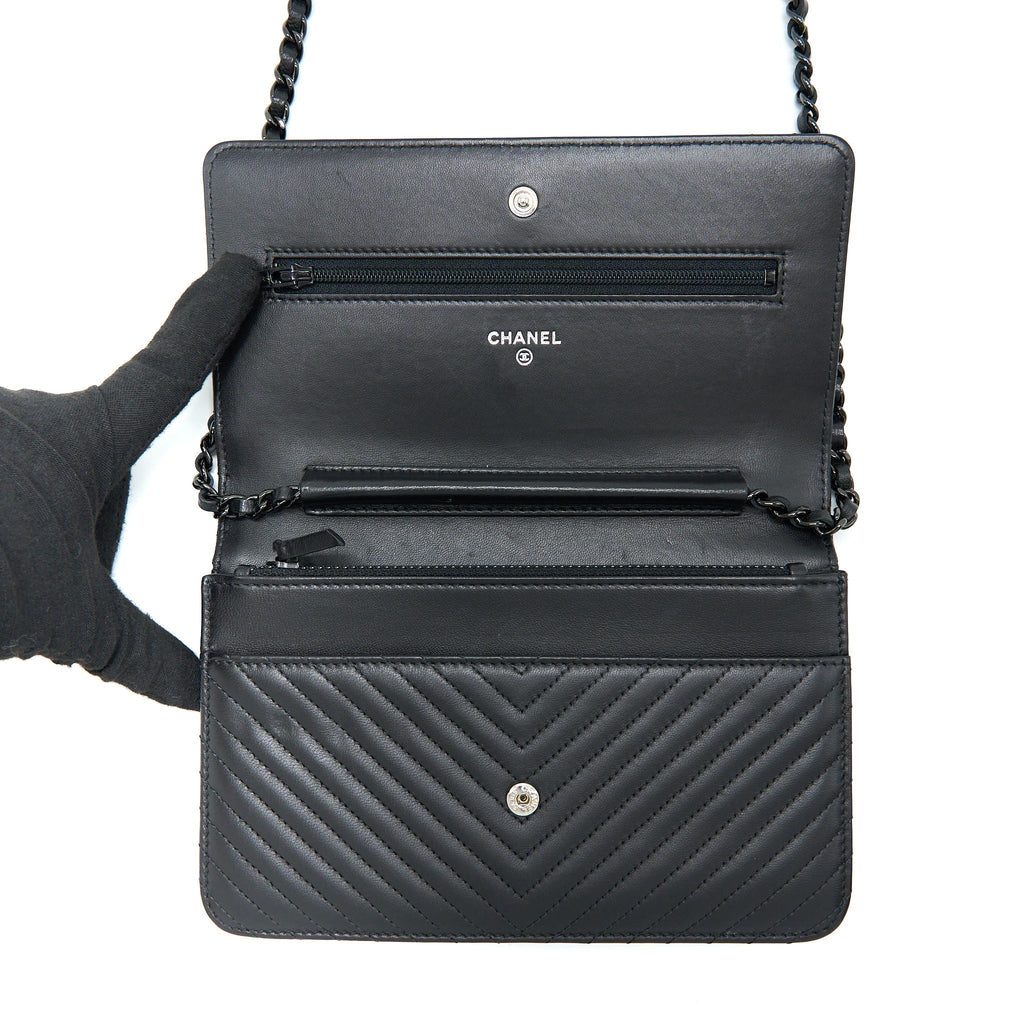 chanel-chevron-wallet-on-chain-black-with-black-hardware