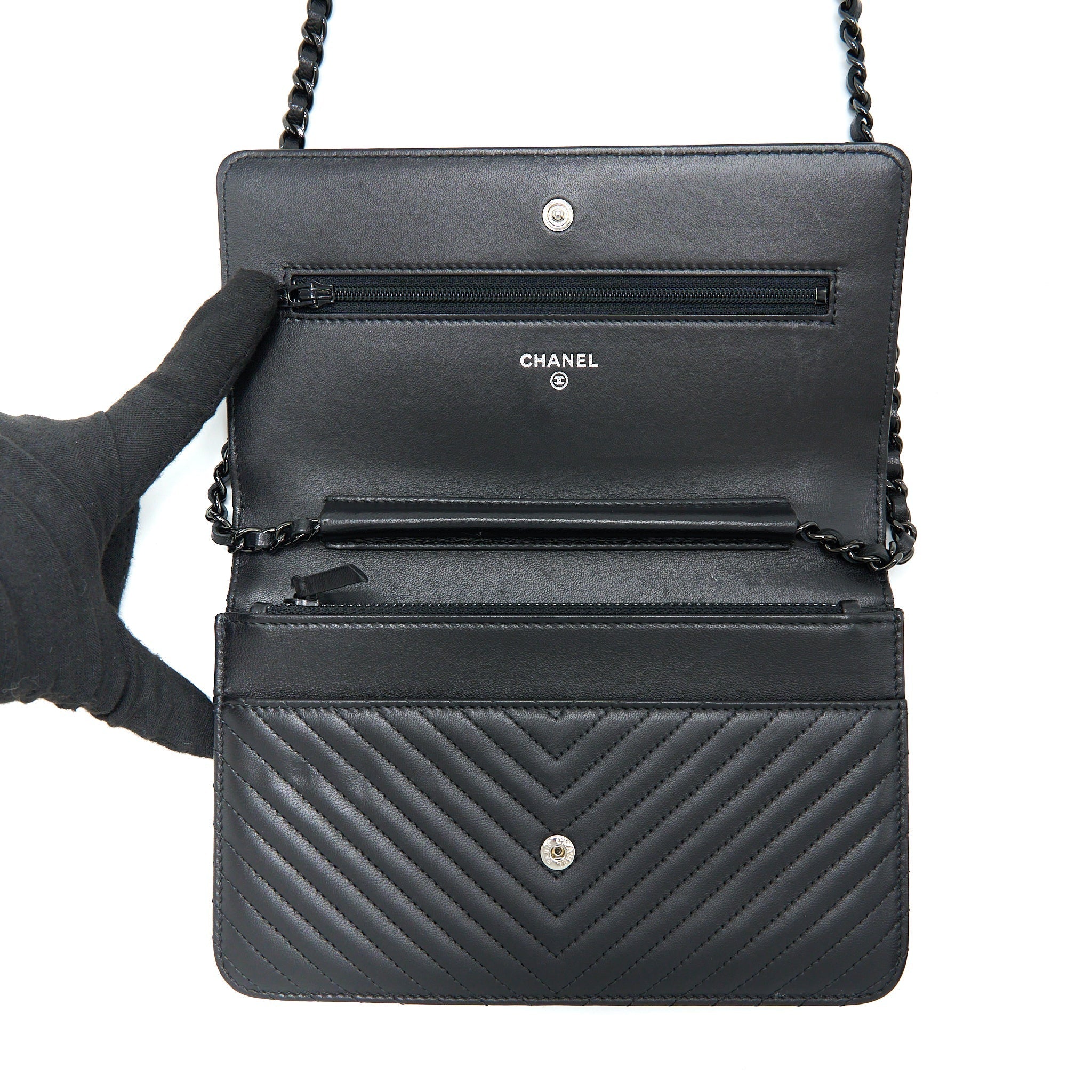 chanel-chevron-wallet-on-chain-black-with-black-hardware