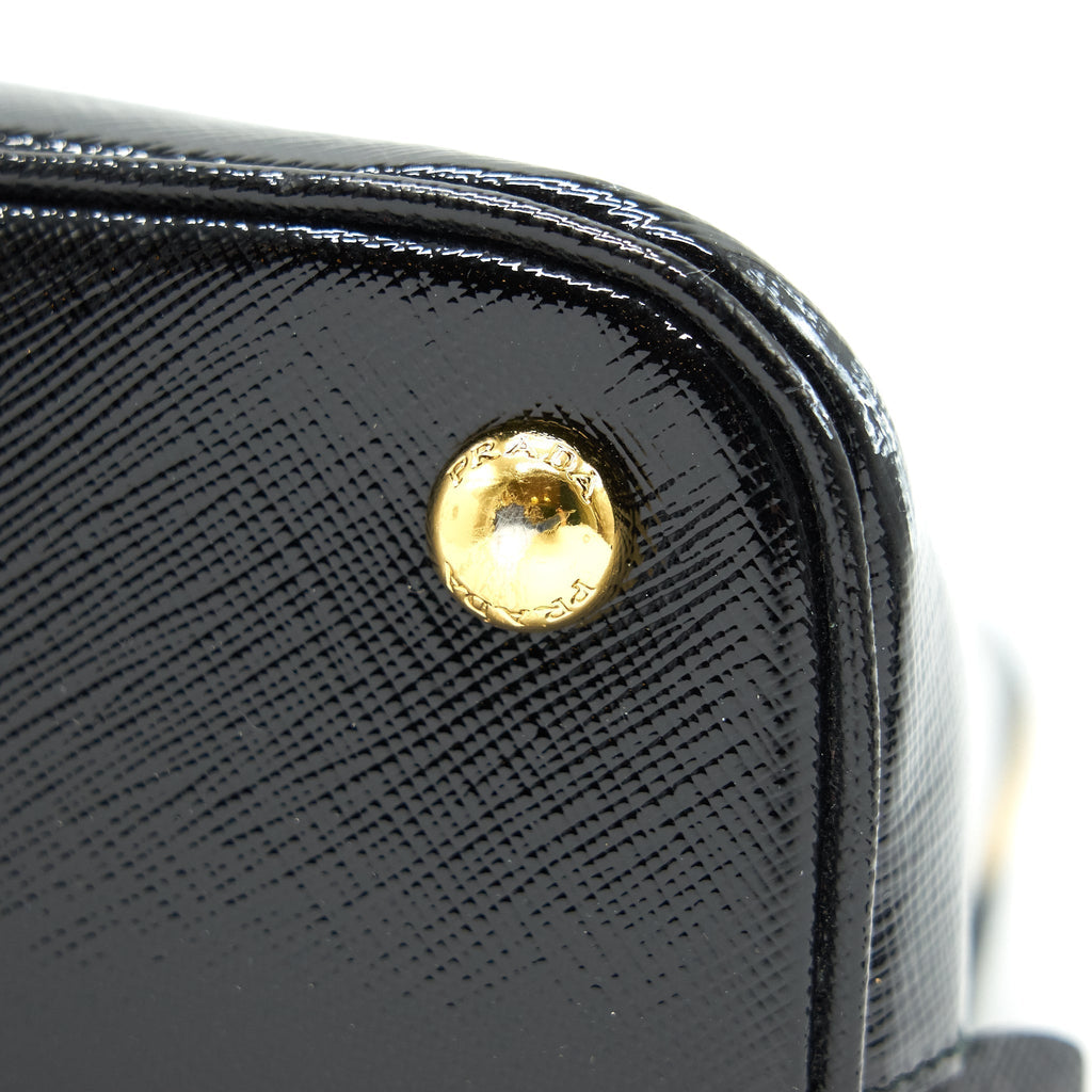 prada-saffiano-tote-bag-black