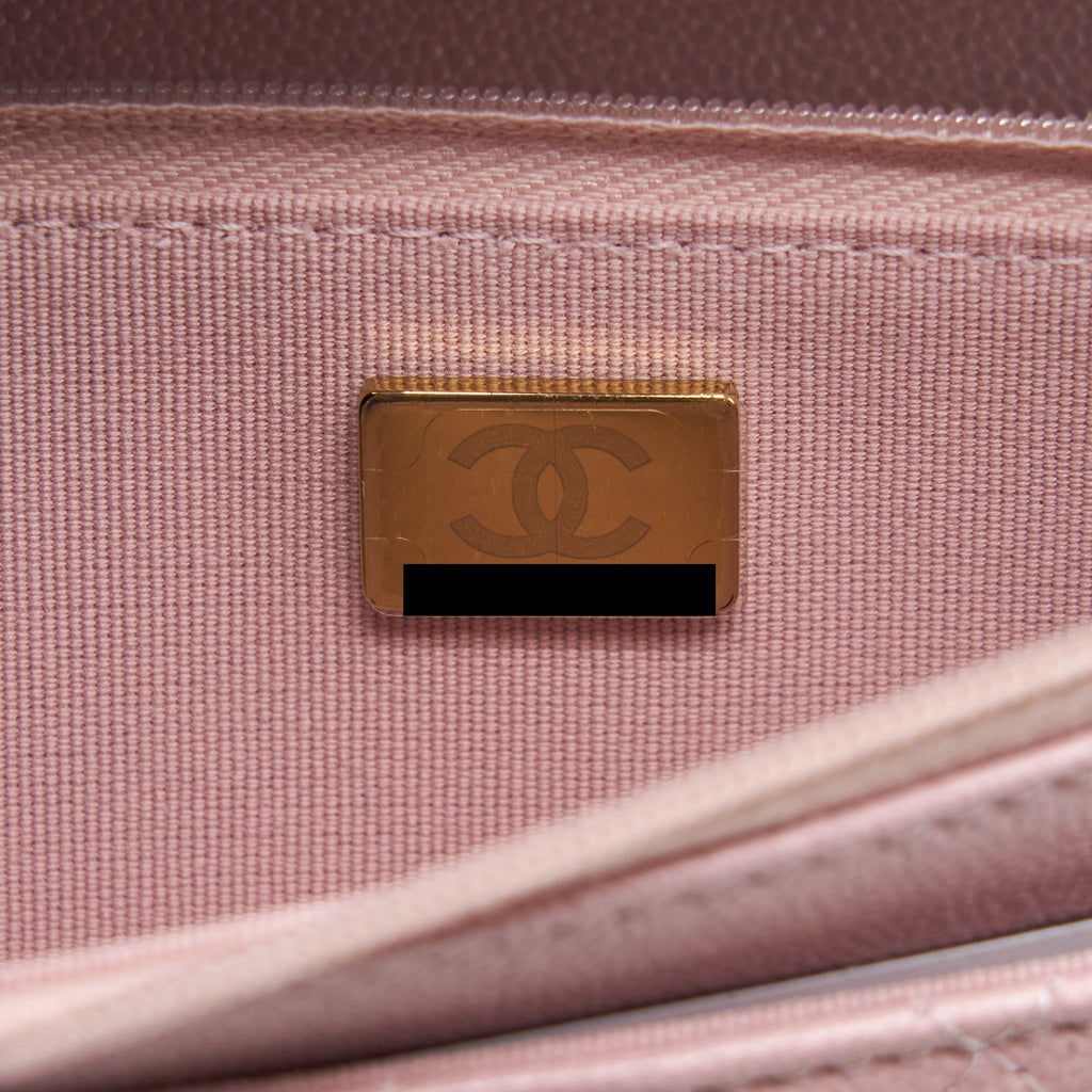 chanel-22b-wallet-on-chain-with-detail-cc-logo-caviar-light-pink-nj523-lghwmicrochip