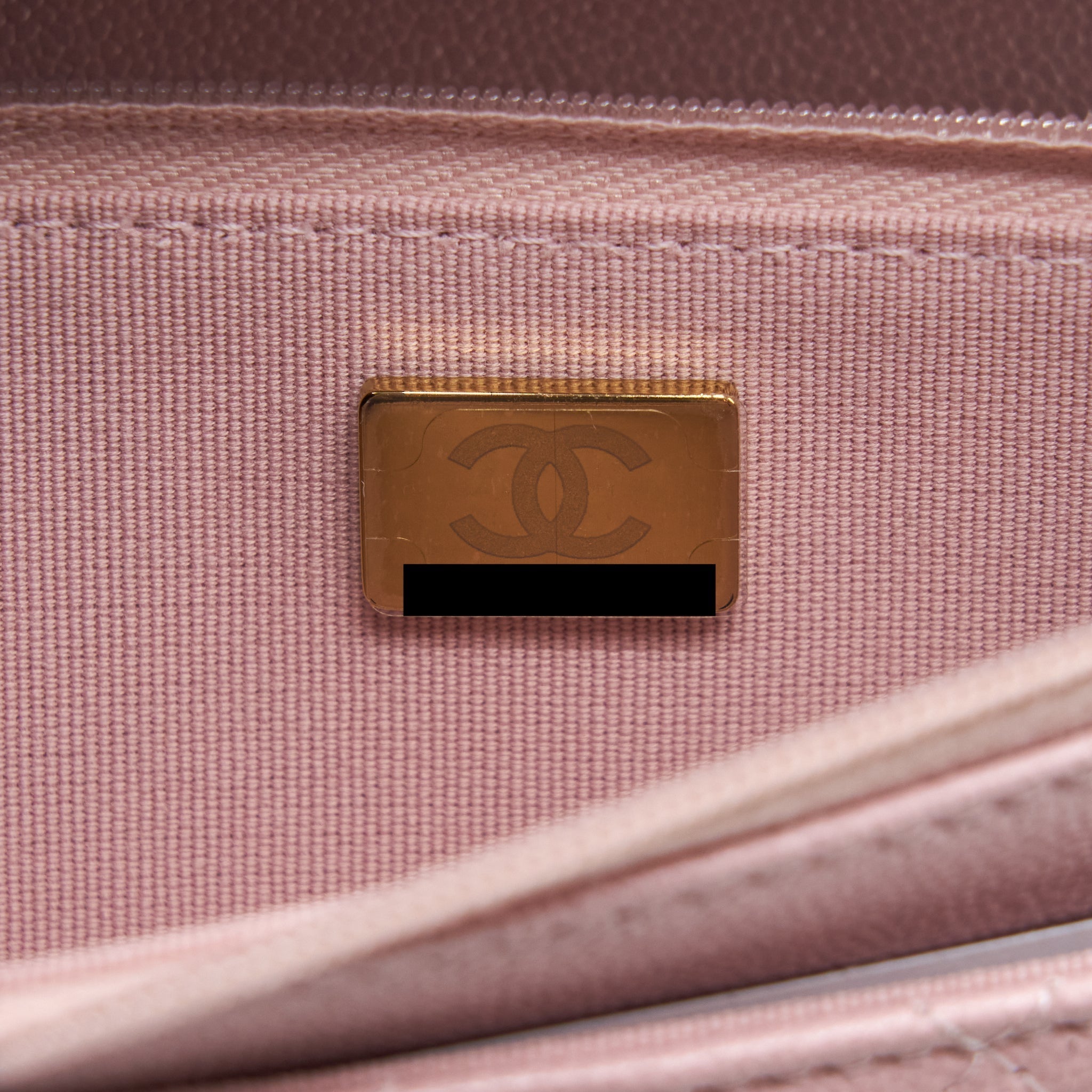 chanel-22b-wallet-on-chain-with-detail-cc-logo-caviar-light-pink-nj523-lghwmicrochip