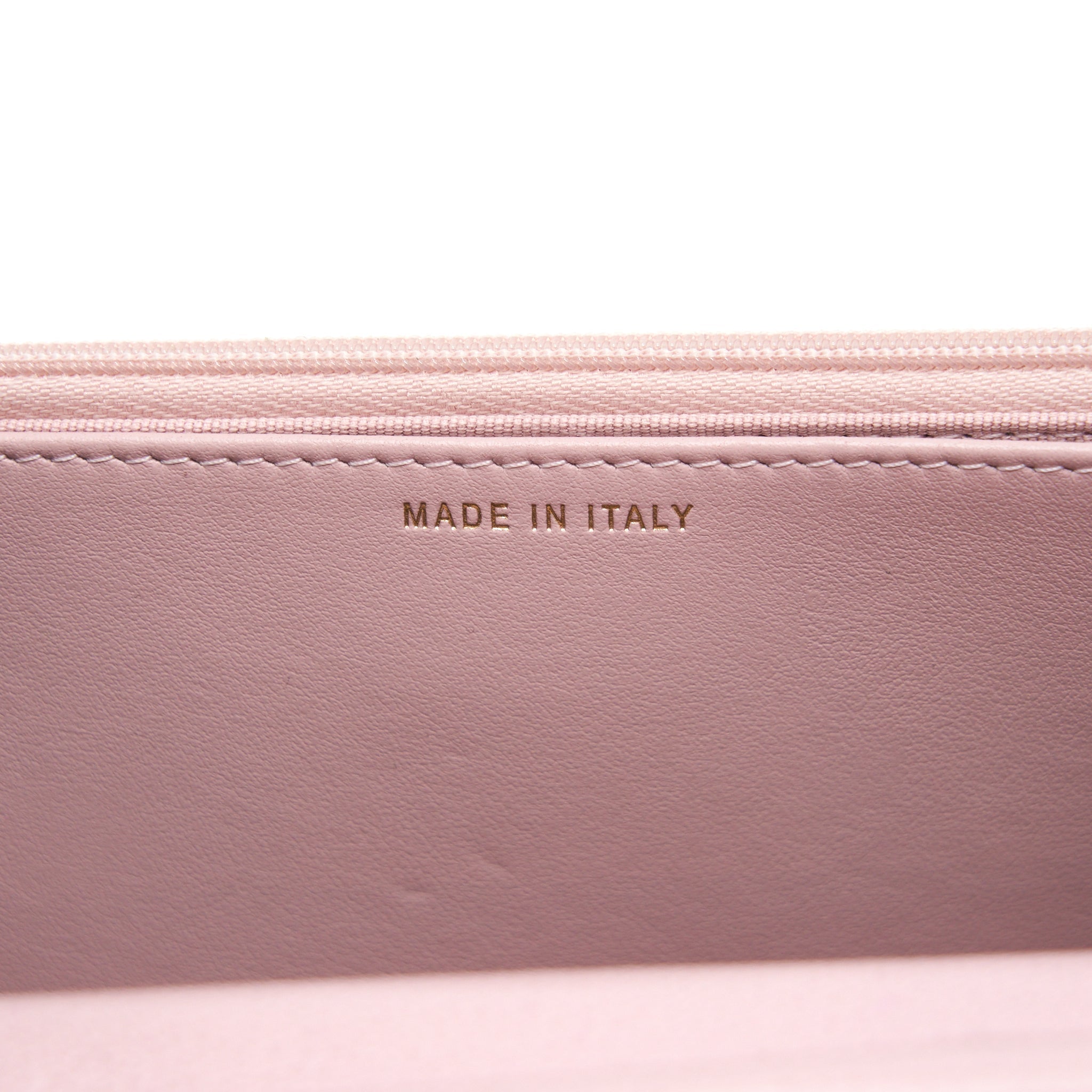 chanel-22b-wallet-on-chain-with-detail-cc-logo-caviar-light-pink-nj523-lghwmicrochip