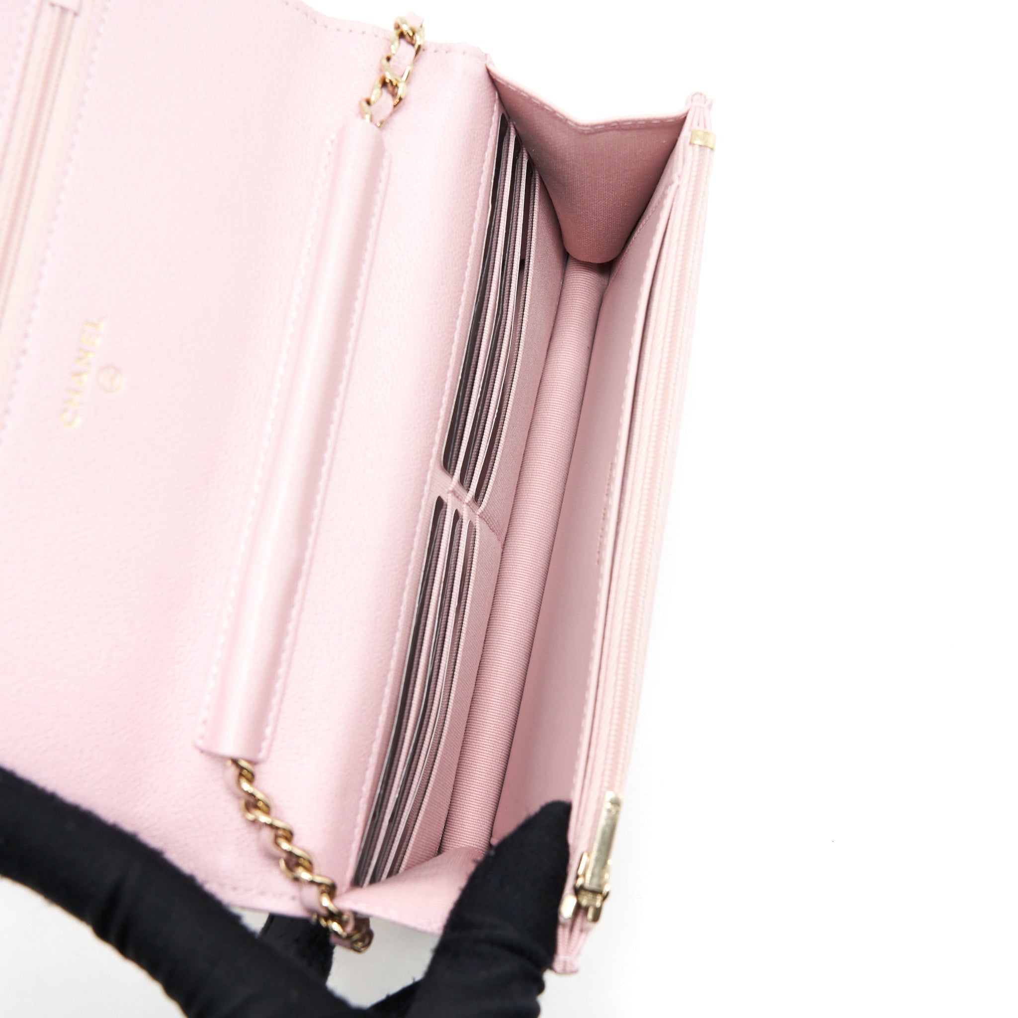 chanel-22b-wallet-on-chain-with-detail-cc-logo-caviar-light-pink-nj523-lghwmicrochip