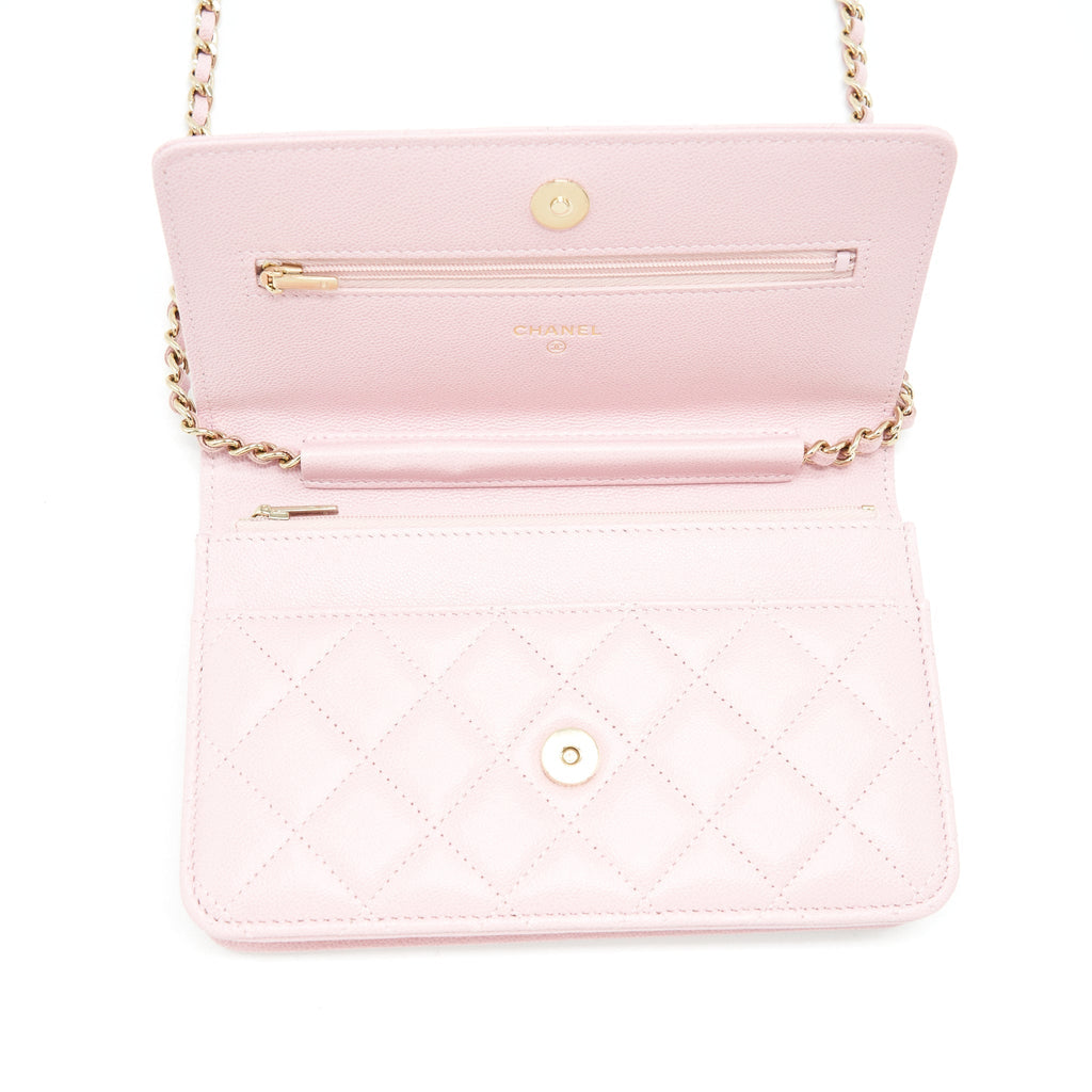 chanel-22b-wallet-on-chain-with-detail-cc-logo-caviar-light-pink-nj523-lghwmicrochip