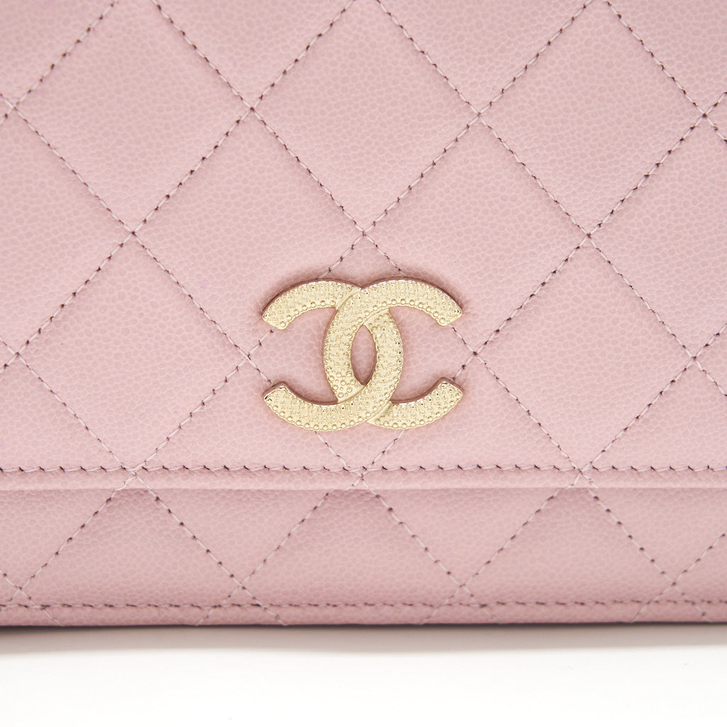chanel-22b-wallet-on-chain-with-detail-cc-logo-caviar-light-pink-nj523-lghwmicrochip