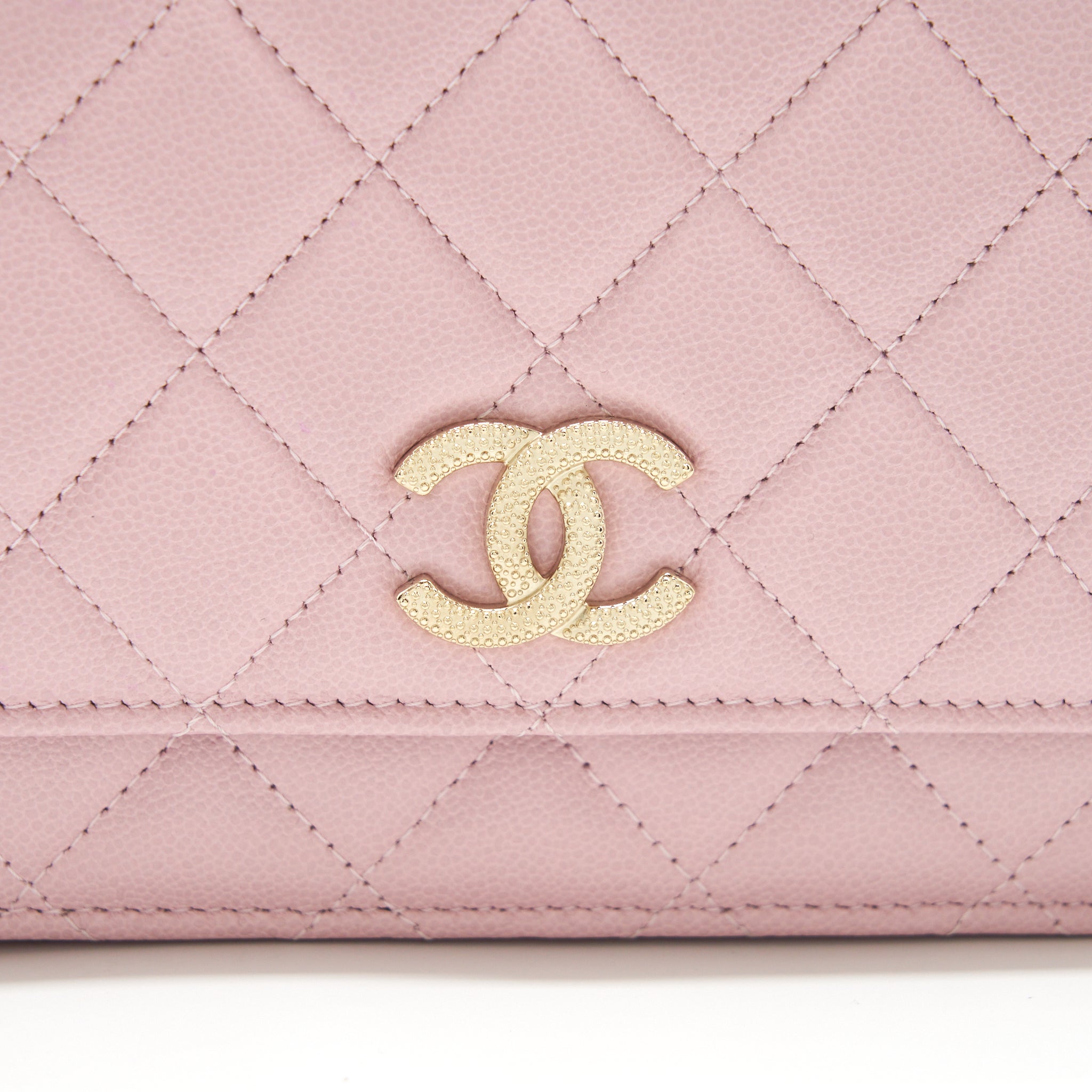 chanel-22b-wallet-on-chain-with-detail-cc-logo-caviar-light-pink-nj523-lghwmicrochip