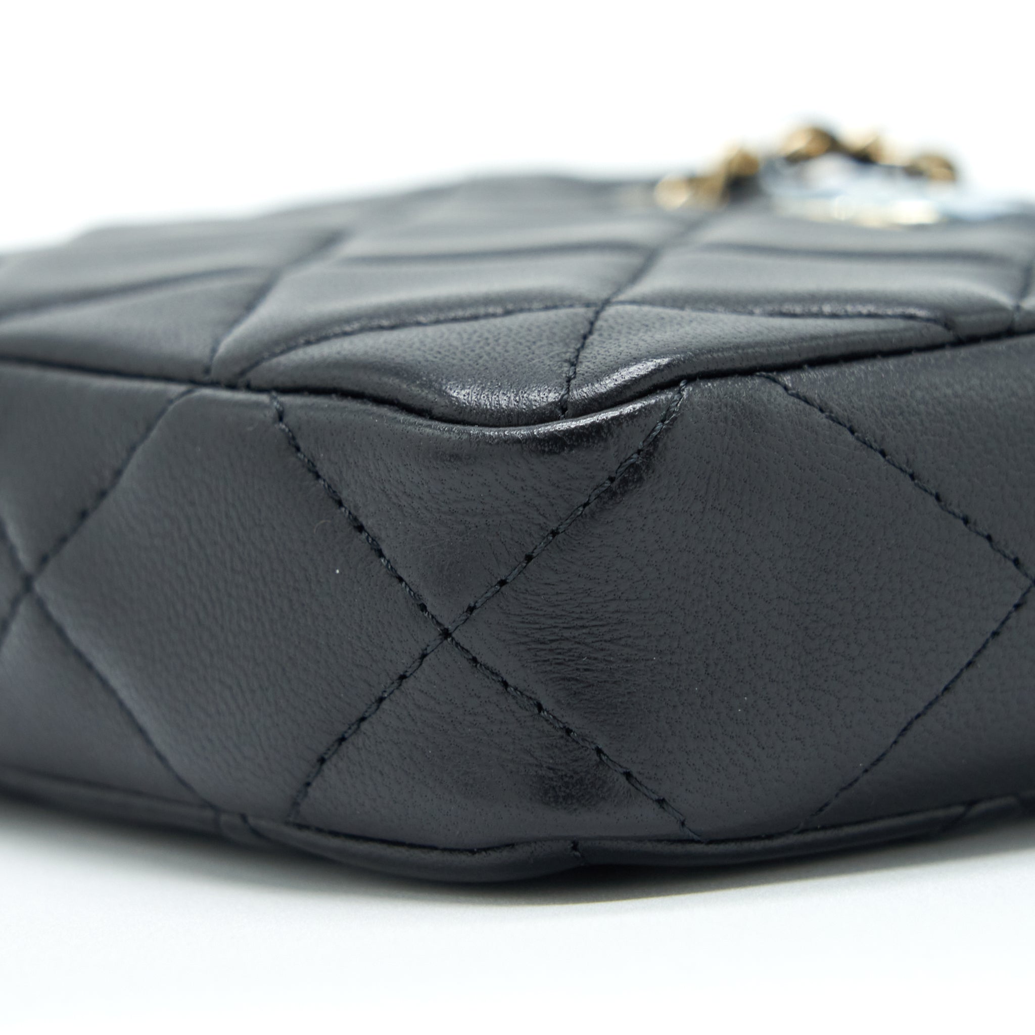 chanel-22c-mini-crossbody-pouch-lambskin-black-lghw