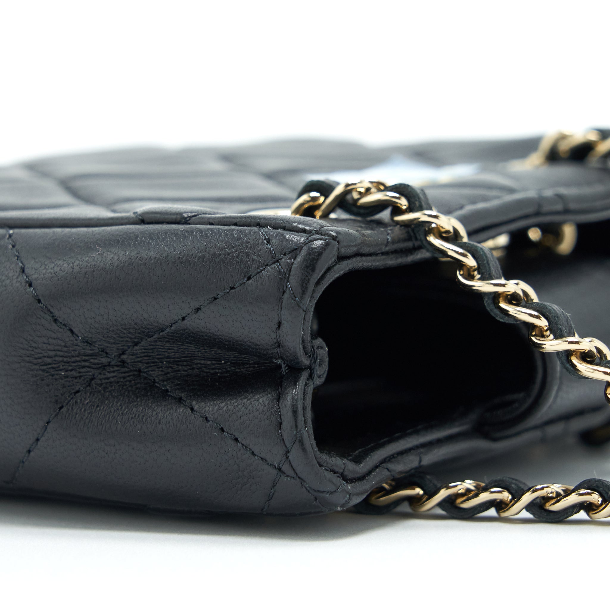 chanel-22c-mini-crossbody-pouch-lambskin-black-lghw