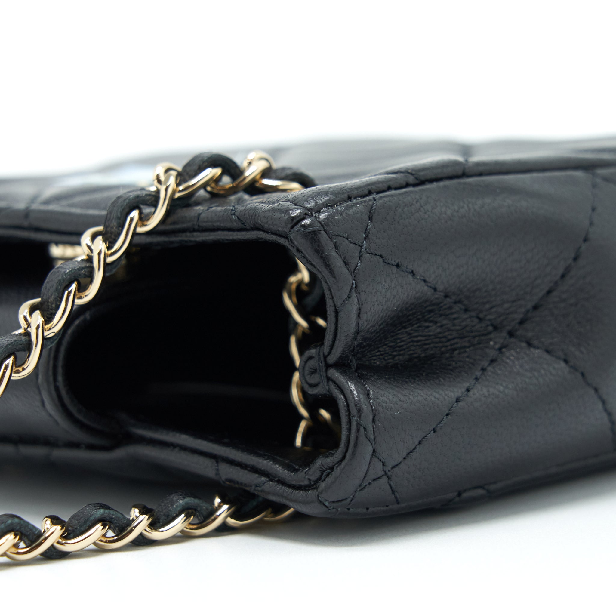 chanel-22c-mini-crossbody-pouch-lambskin-black-lghw