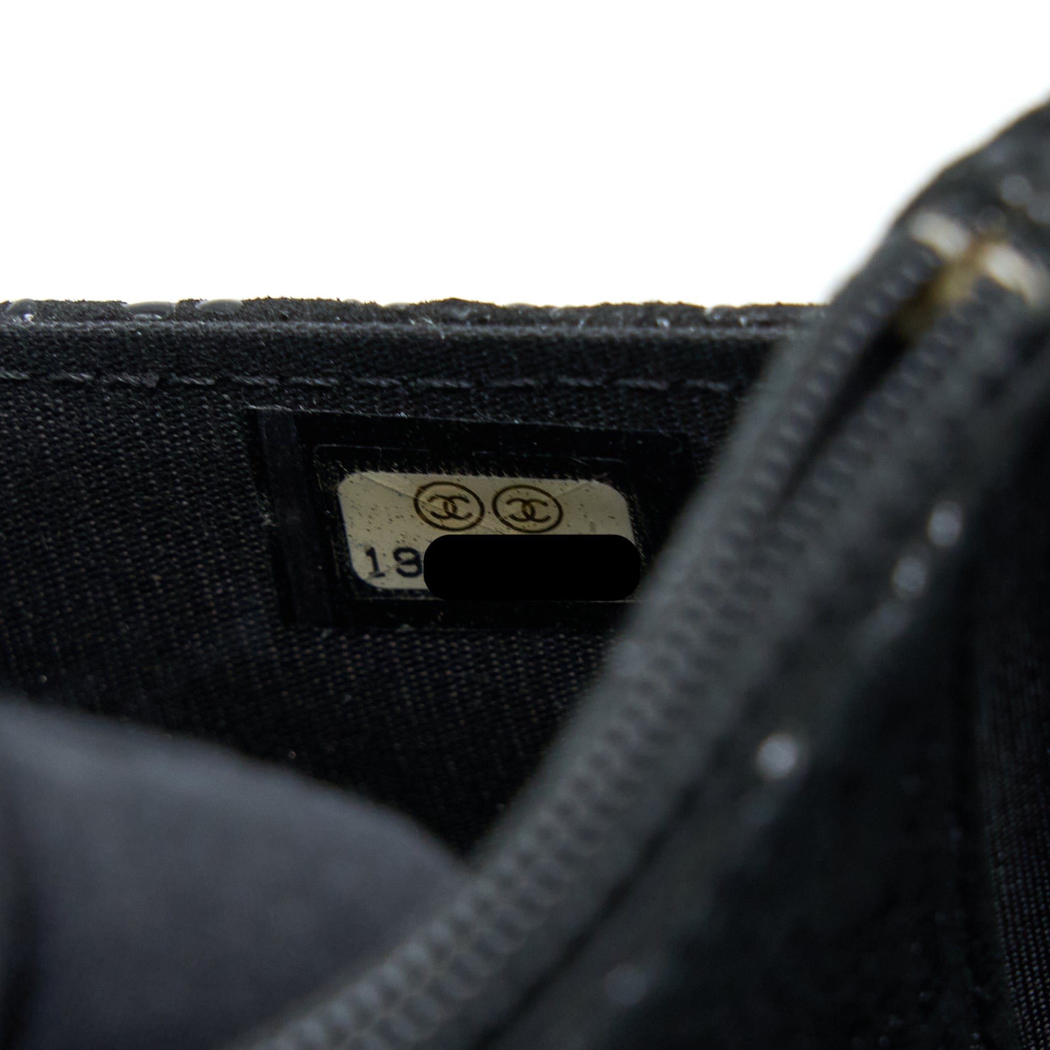 chanel-seasonal-wallet-on-chain-fabric-black-shw