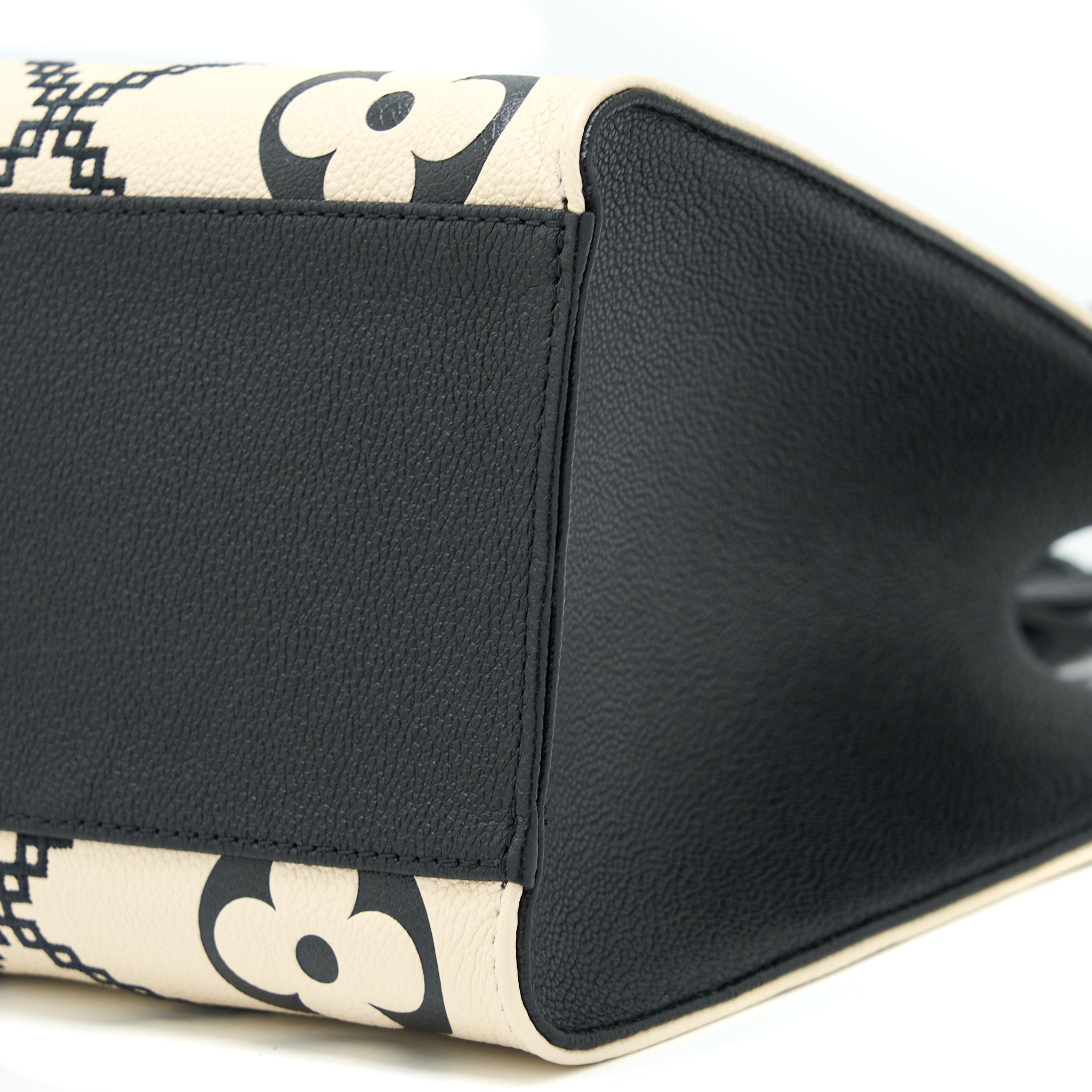 louis-vuitton-onthego-mm-empreinte-cream-black-ghw-new-version