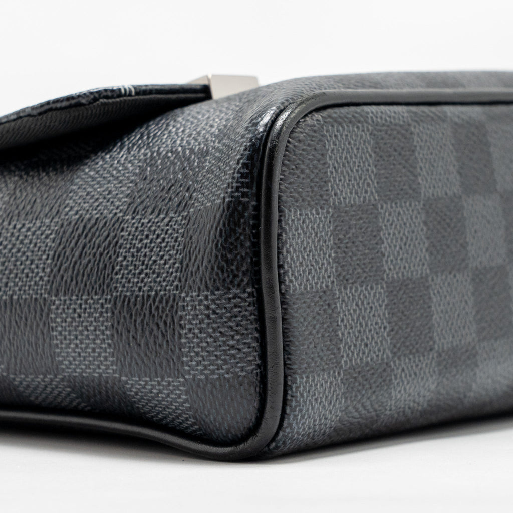 louis-vuitton-world-map-district-messenger-bag-damier-graphite-canvas-shw