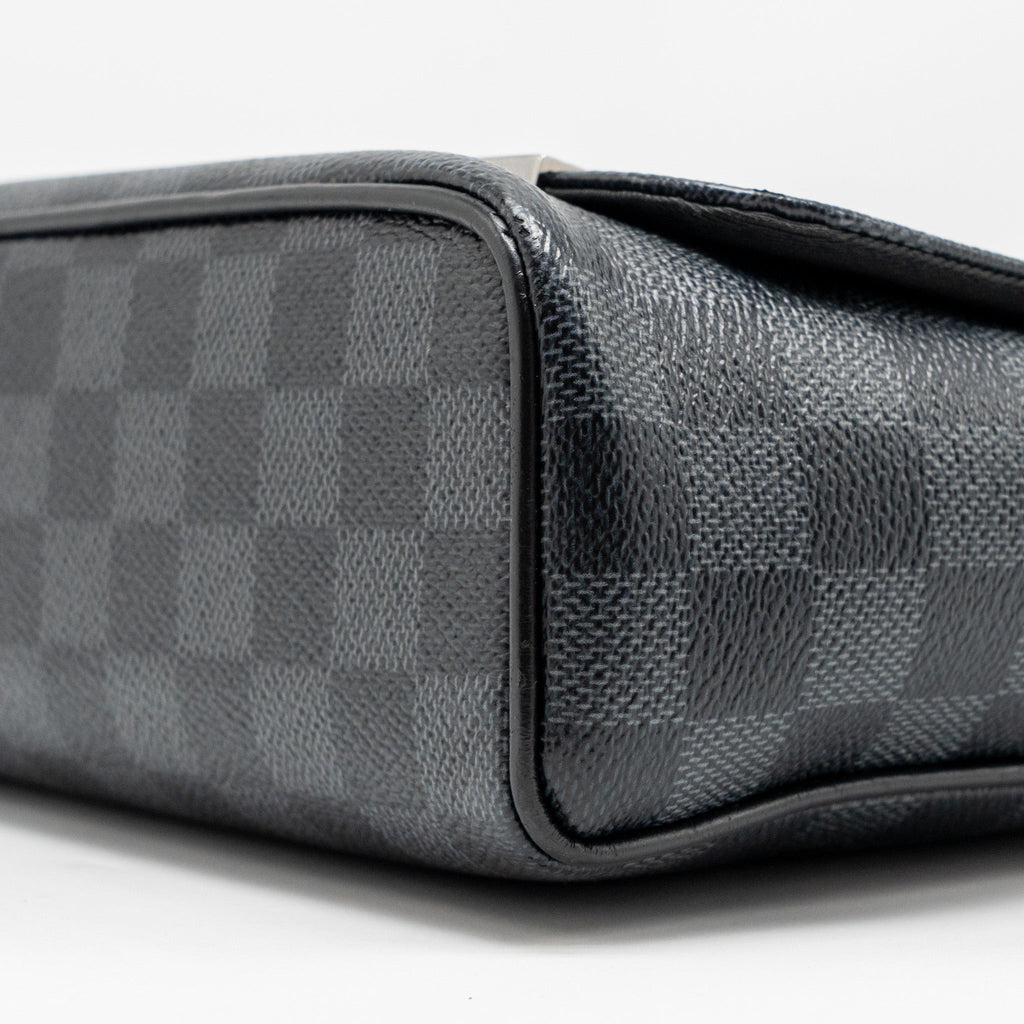 louis-vuitton-world-map-district-messenger-bag-damier-graphite-canvas-shw
