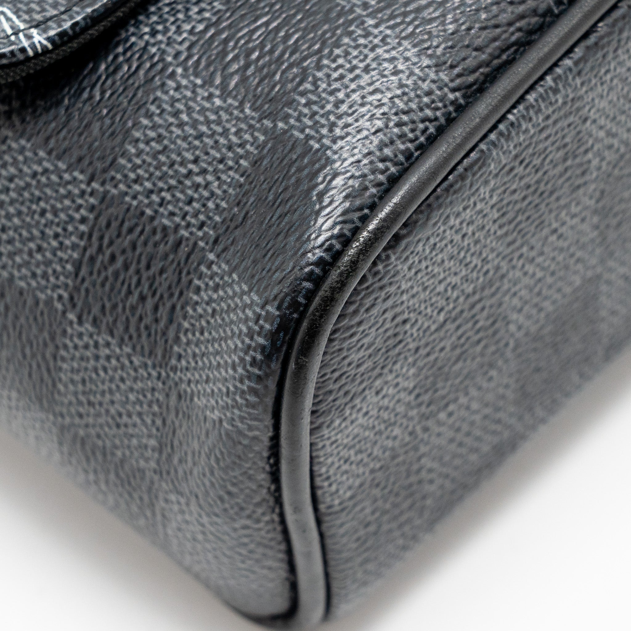 louis-vuitton-world-map-district-messenger-bag-damier-graphite-canvas-shw