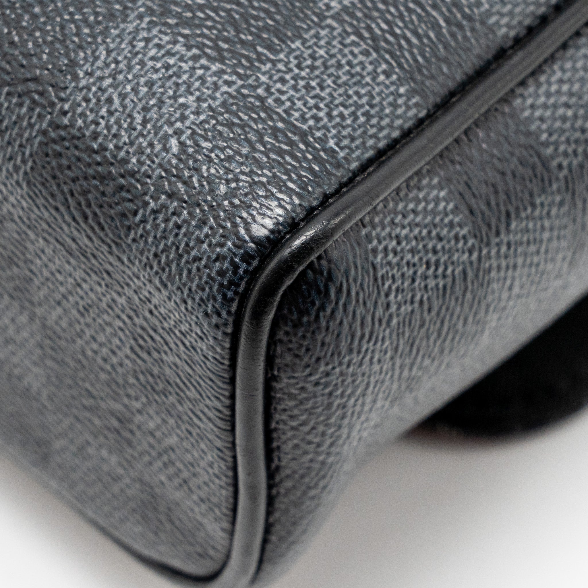 louis-vuitton-world-map-district-messenger-bag-damier-graphite-canvas-shw