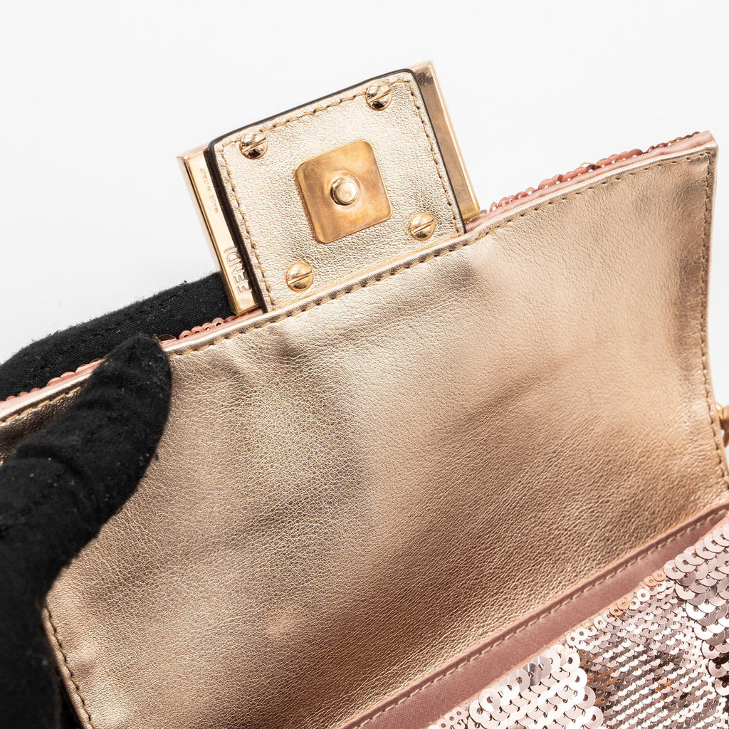 fendi-mini-baguette-paulette-rose-gold-rghw