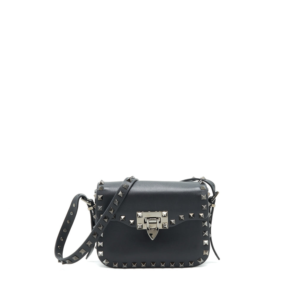 valentino-garavani-small-rockstud-grainy-calfskin-crossbody-bag-black-shw