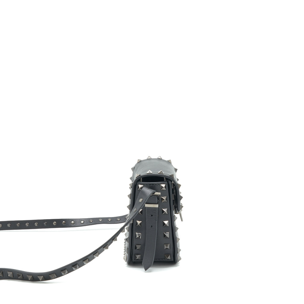 valentino-garavani-small-rockstud-grainy-calfskin-crossbody-bag-black-shw