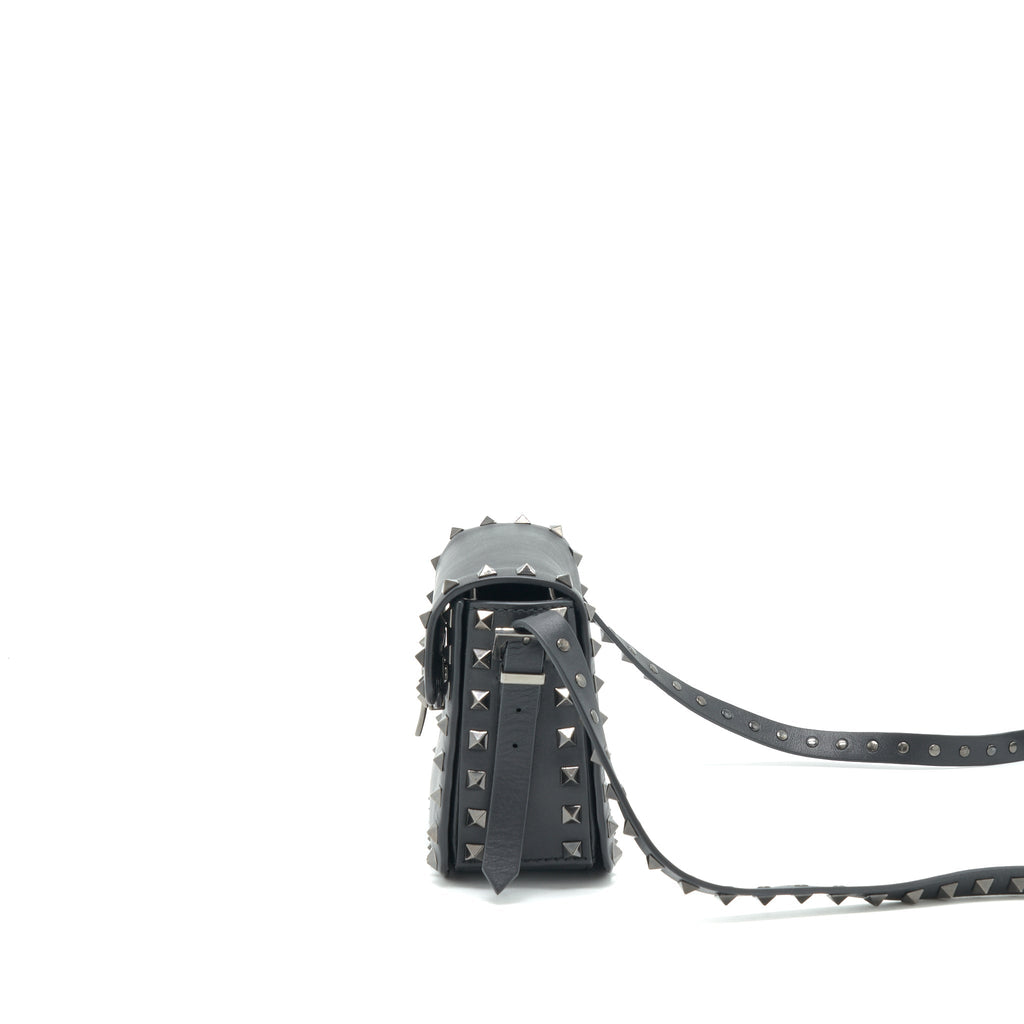 valentino-garavani-small-rockstud-grainy-calfskin-crossbody-bag-black-shw