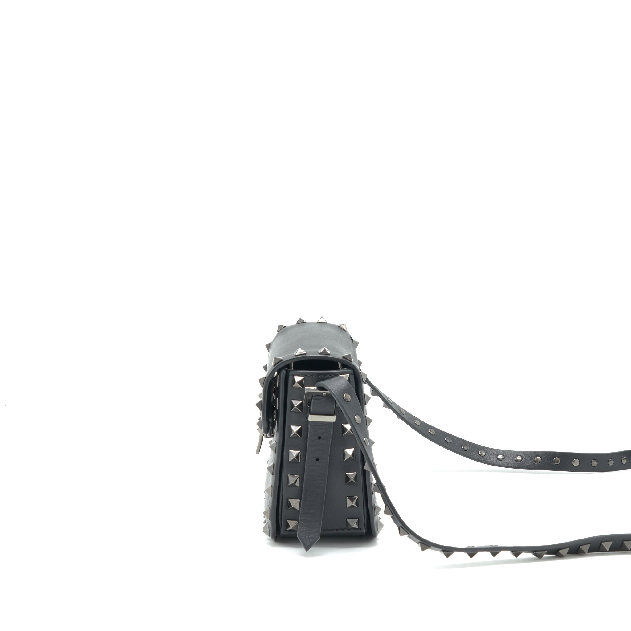 valentino-garavani-small-rockstud-grainy-calfskin-crossbody-bag-black-shw