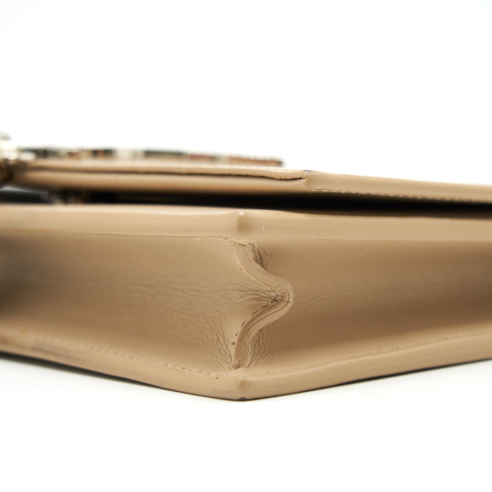 saint-laurent-ysl-kate-chain-wallet-in-beige-shw