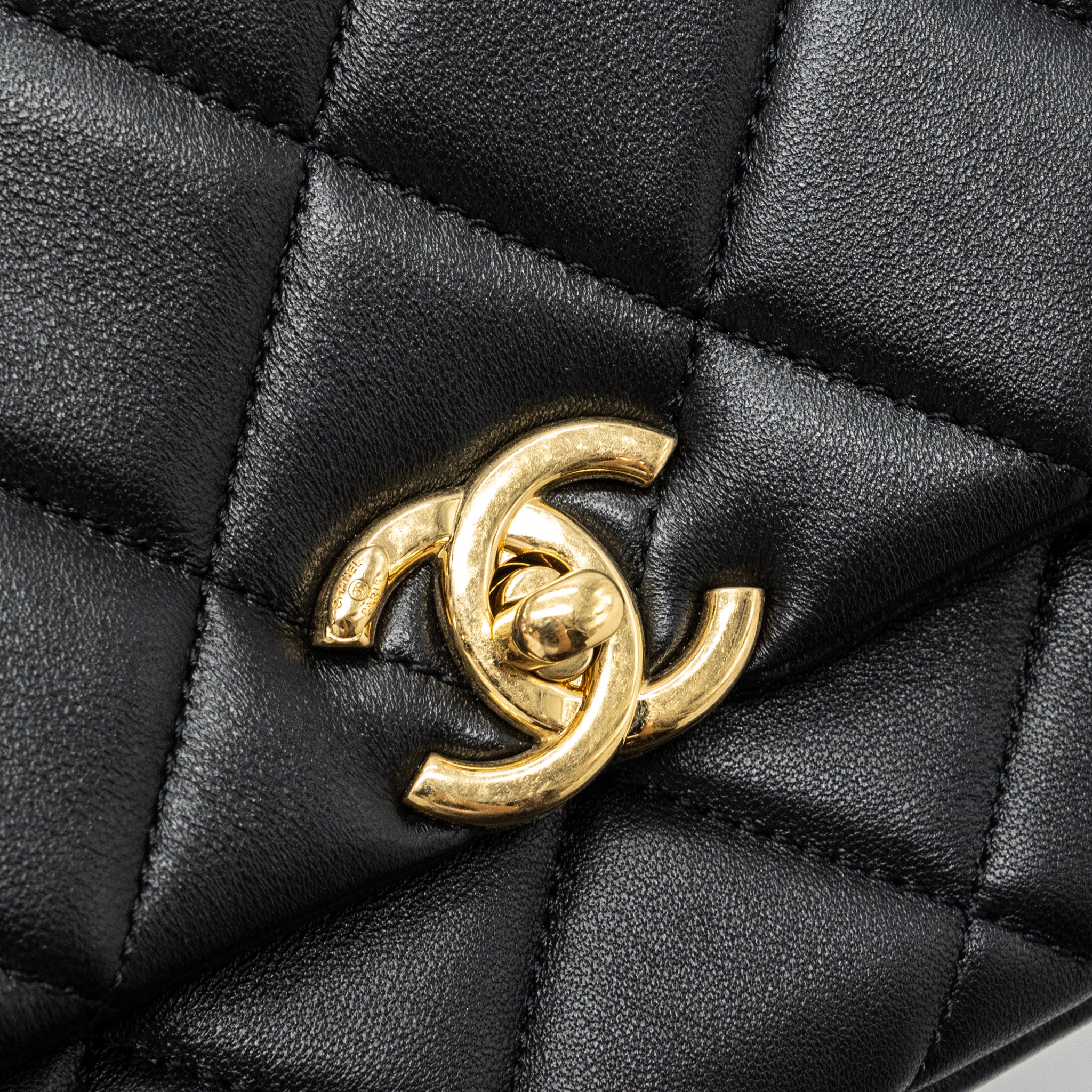 chanel-logo-chain-handle-flap-bag-lambskin-black-ghwmicrochip
