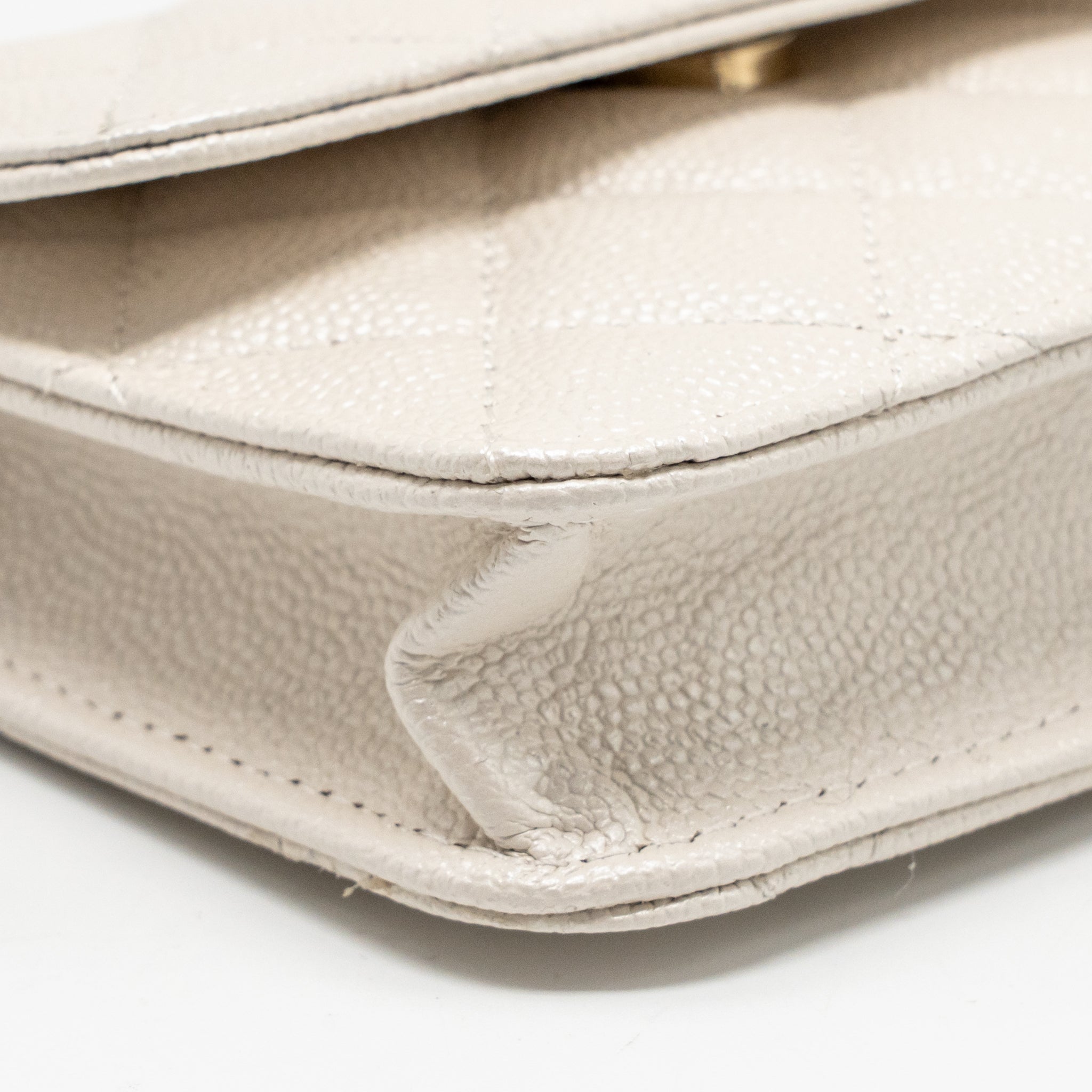 chanel-wallet-on-chain-white