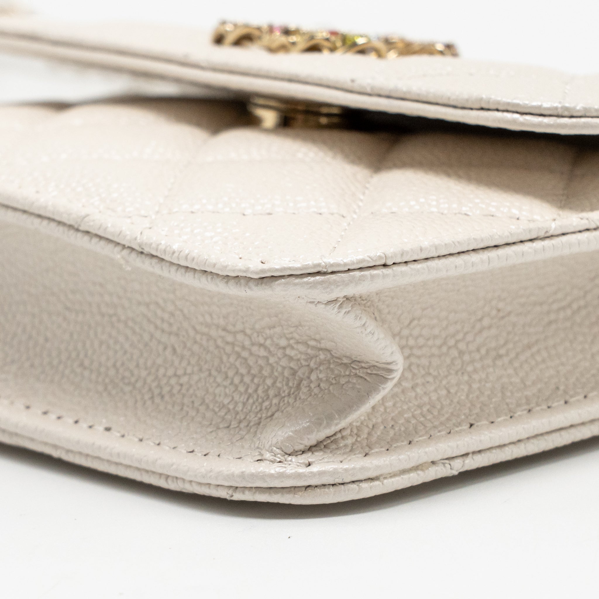 chanel-wallet-on-chain-white
