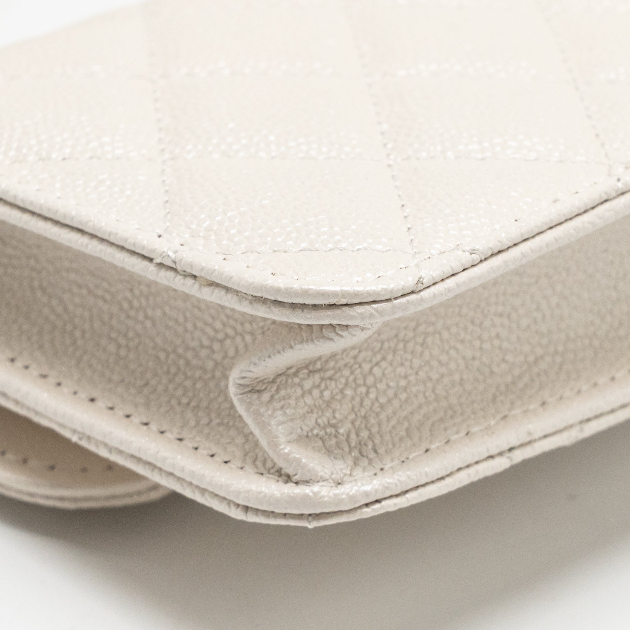 chanel-wallet-on-chain-white
