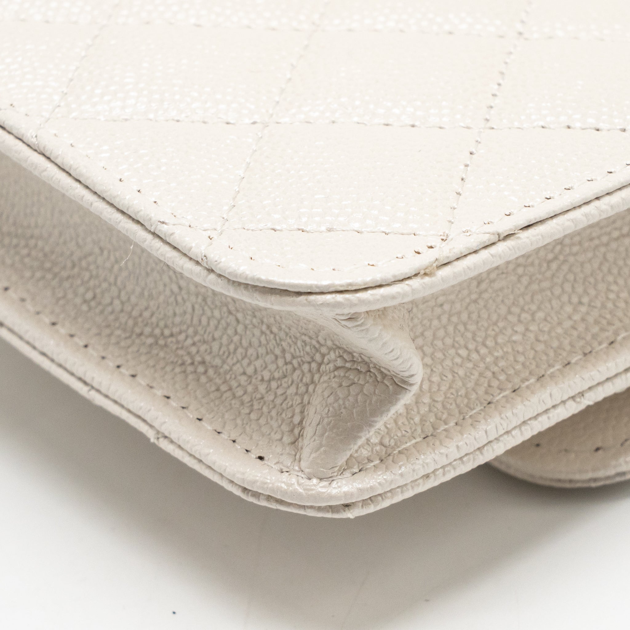chanel-wallet-on-chain-white