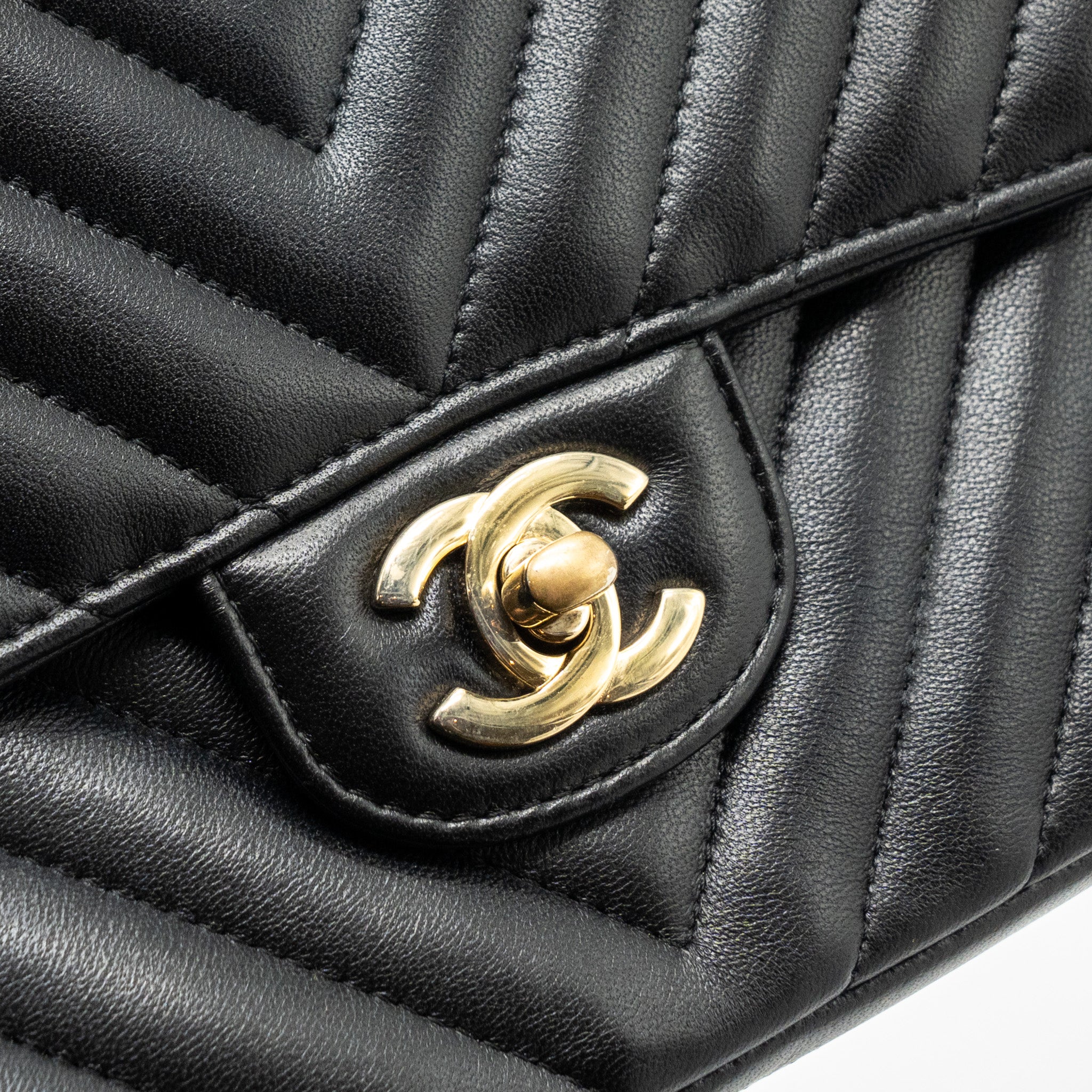 chanel-medium-classic-double-flap-bag-lambskin-chevron-black-lghw-copy